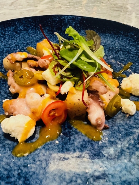 當煙霧散去，留下以酸辣提味的「煙燻章魚」，Q彈美味。（1,760元2人套餐菜色）