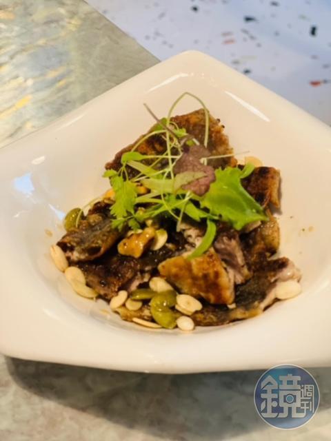 口感酥脆的「虱目魚皮」，是台南特色食材，也是BD的招牌菜之一。（1,760元2人套餐菜色）
