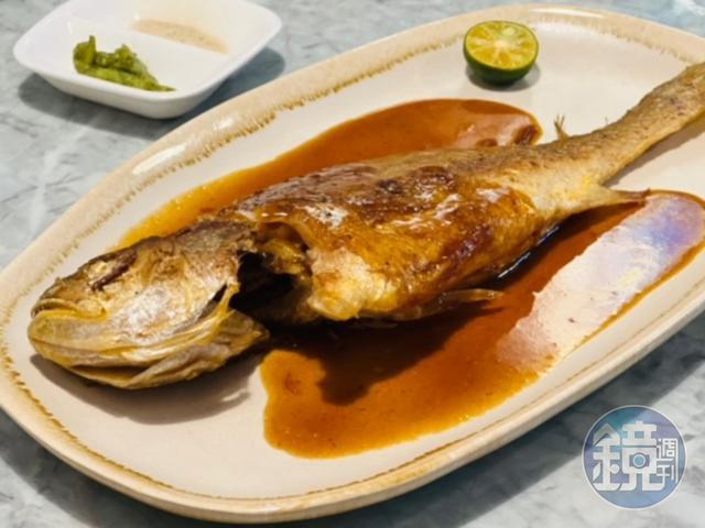 很花時間的「慢煎黃魚」，醬汁洋溢「台南甜」。（1,760元2人套餐菜色）