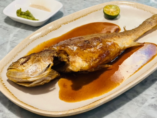 很花時間的「慢煎黃魚」，醬汁洋溢「台南甜」。（1,760元2人套餐菜色）