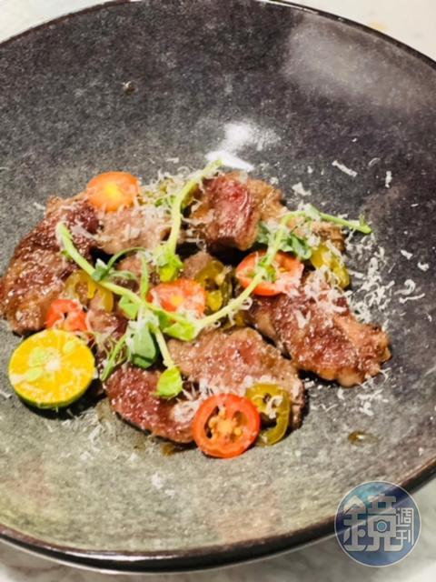 酸辣相間的「澳洲和牛M5肋條」，每塊肉都可以下一大口飯。（1,760元2人套餐菜色）