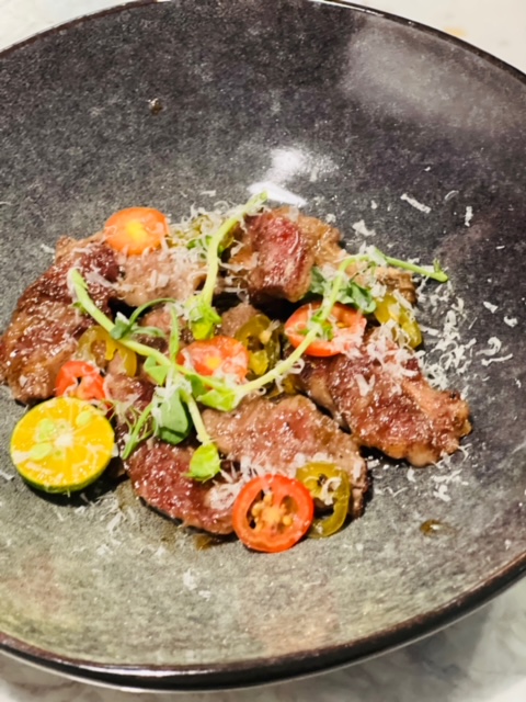 酸辣相間的「澳洲和牛M5肋條」，每塊肉都可以下一大口飯。（1,760元2人套餐菜色）