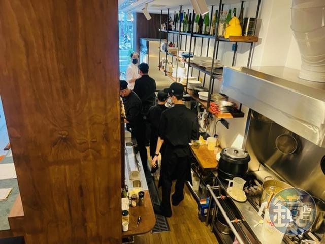 所有菜餚都出自這個面積不大的開放式鐵板廚房。