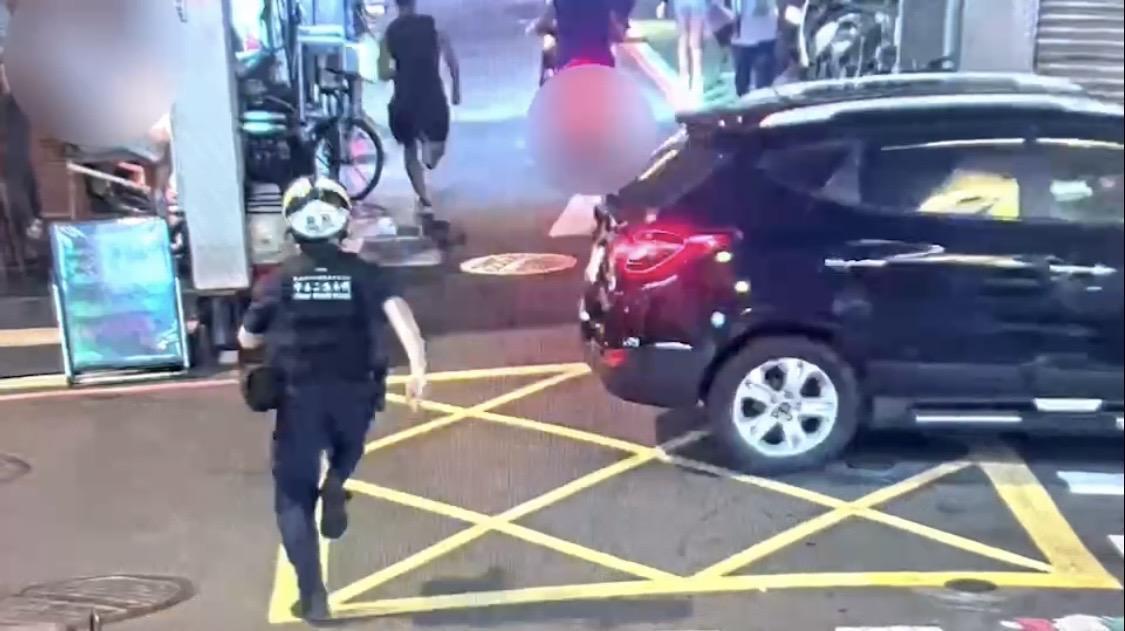 警追捕移工。(翻攝畫面)
