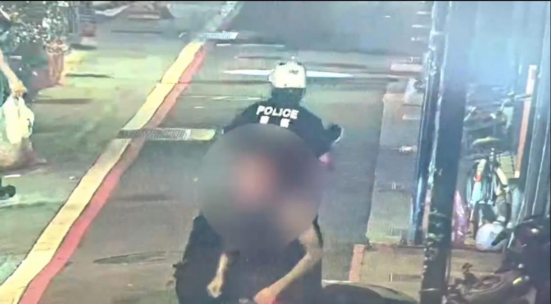 移工推警逃跑。(翻攝畫面)