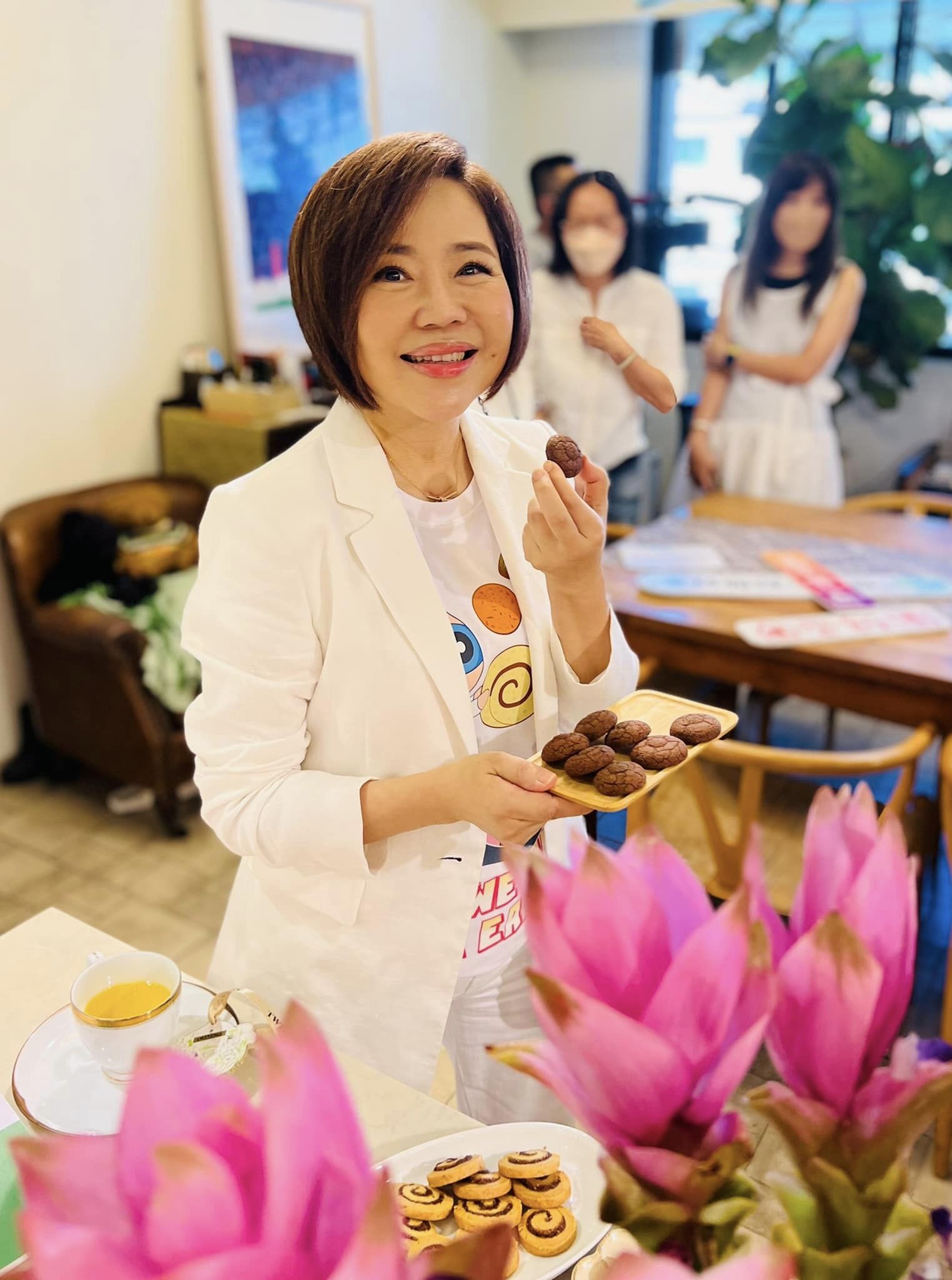 于美人認為做公益與吃美味可以並存，起心動念以「買甜點」為公益團體募款。（愛飯團提供）