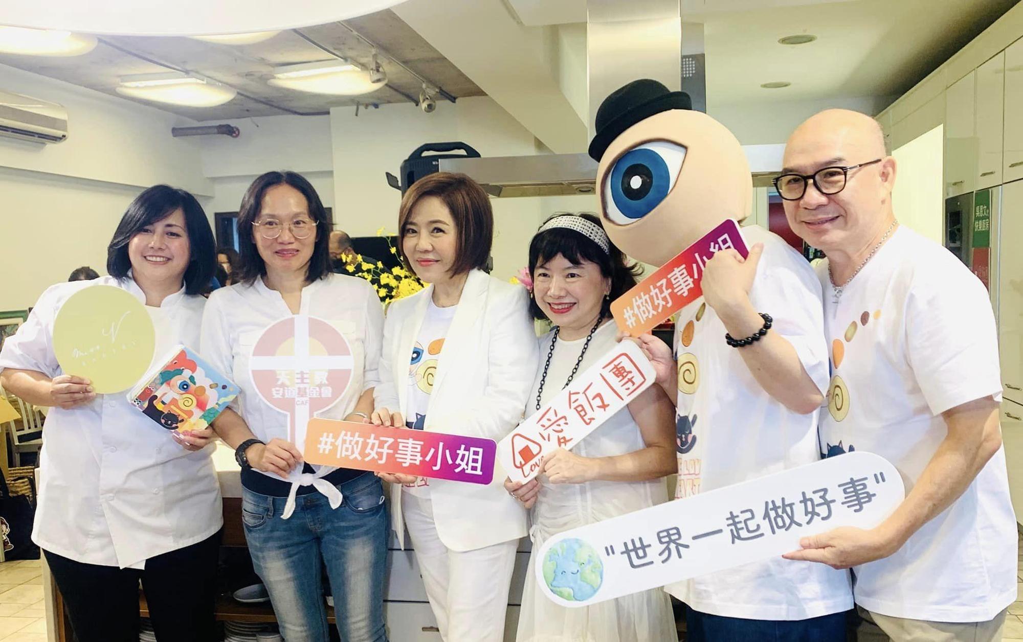 Miss V Bakery主廚、安道基金會代表、愛飯團、于美人與眼球先生齊聚一堂。(愛飯團提供)