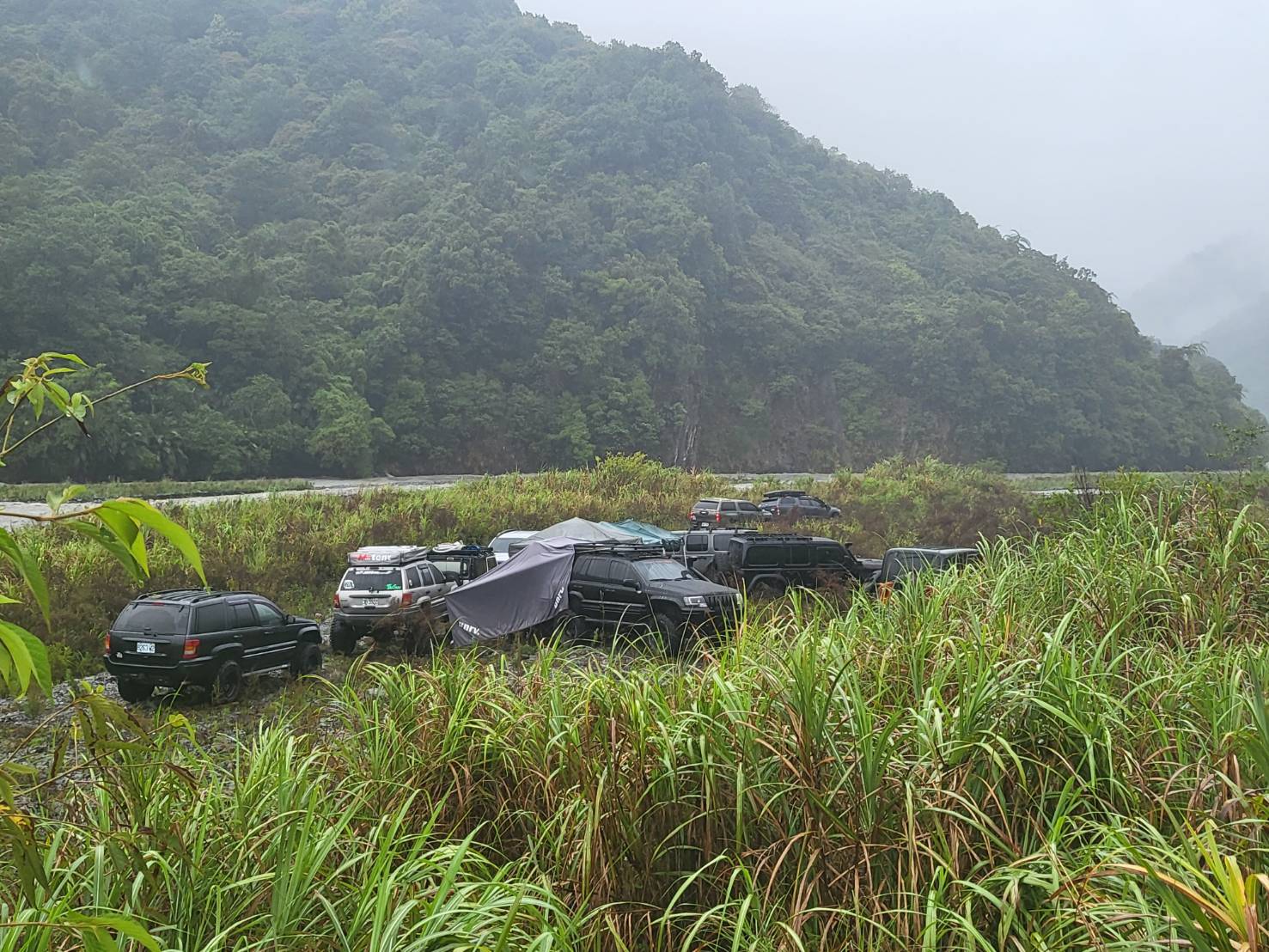 經過怪手開挖改變水道,原先受困的10車23人目前已脫困。(翻攝畫面)