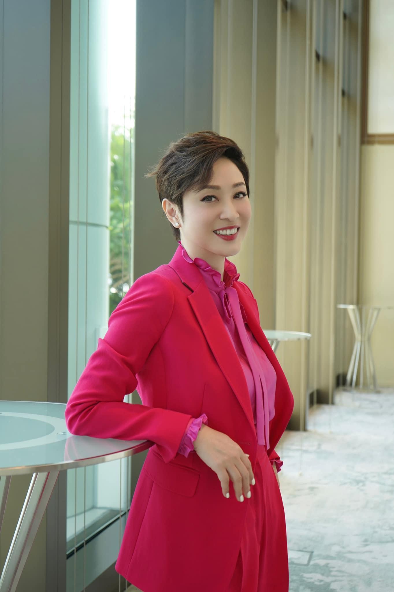 55歲的港姐陳法蓉保養得宜,氣質出眾。(翻攝自陳法蓉臉書)