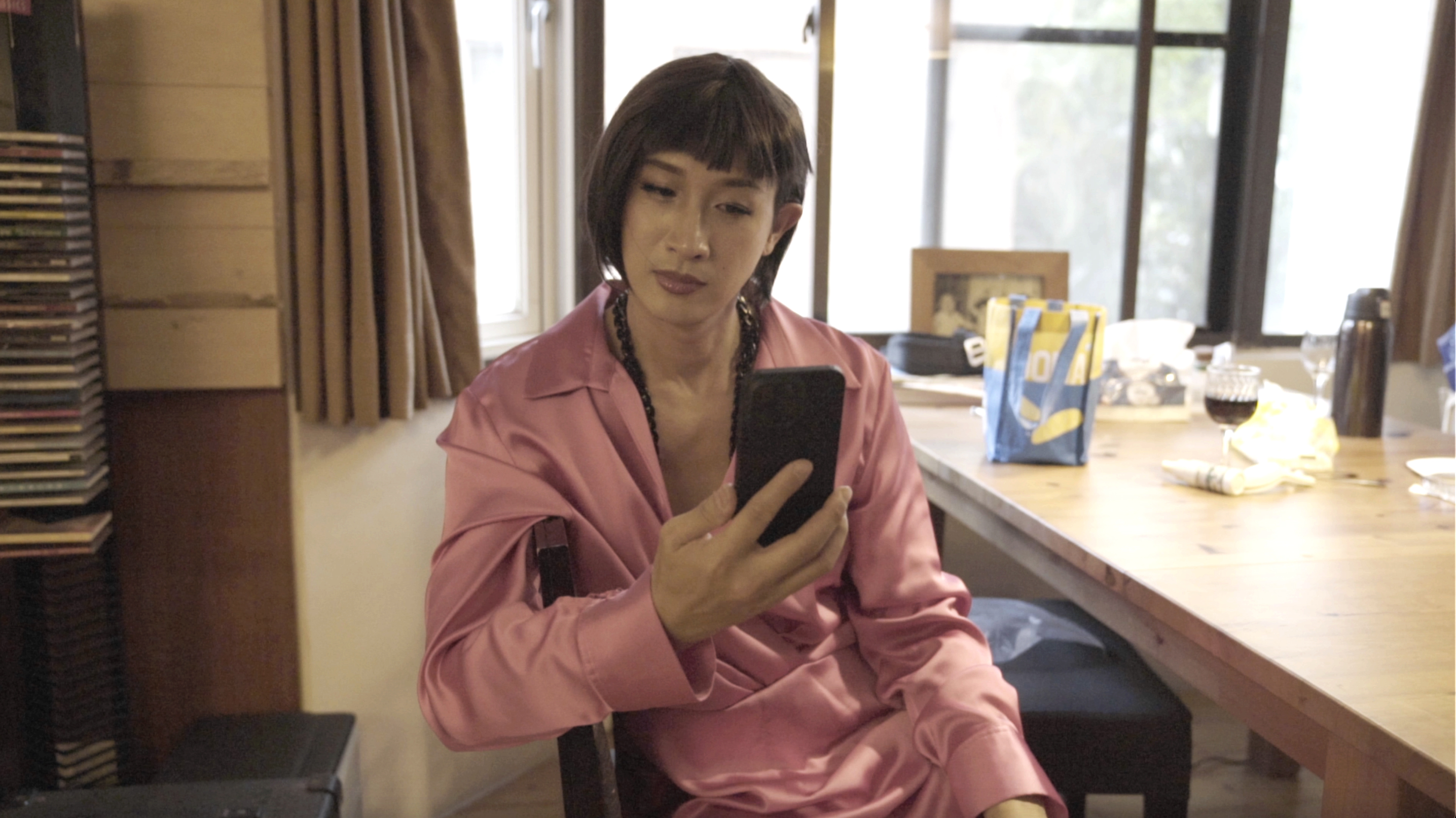 Darren對自己反串模樣頗得意。（固樂斯智能家居提供）