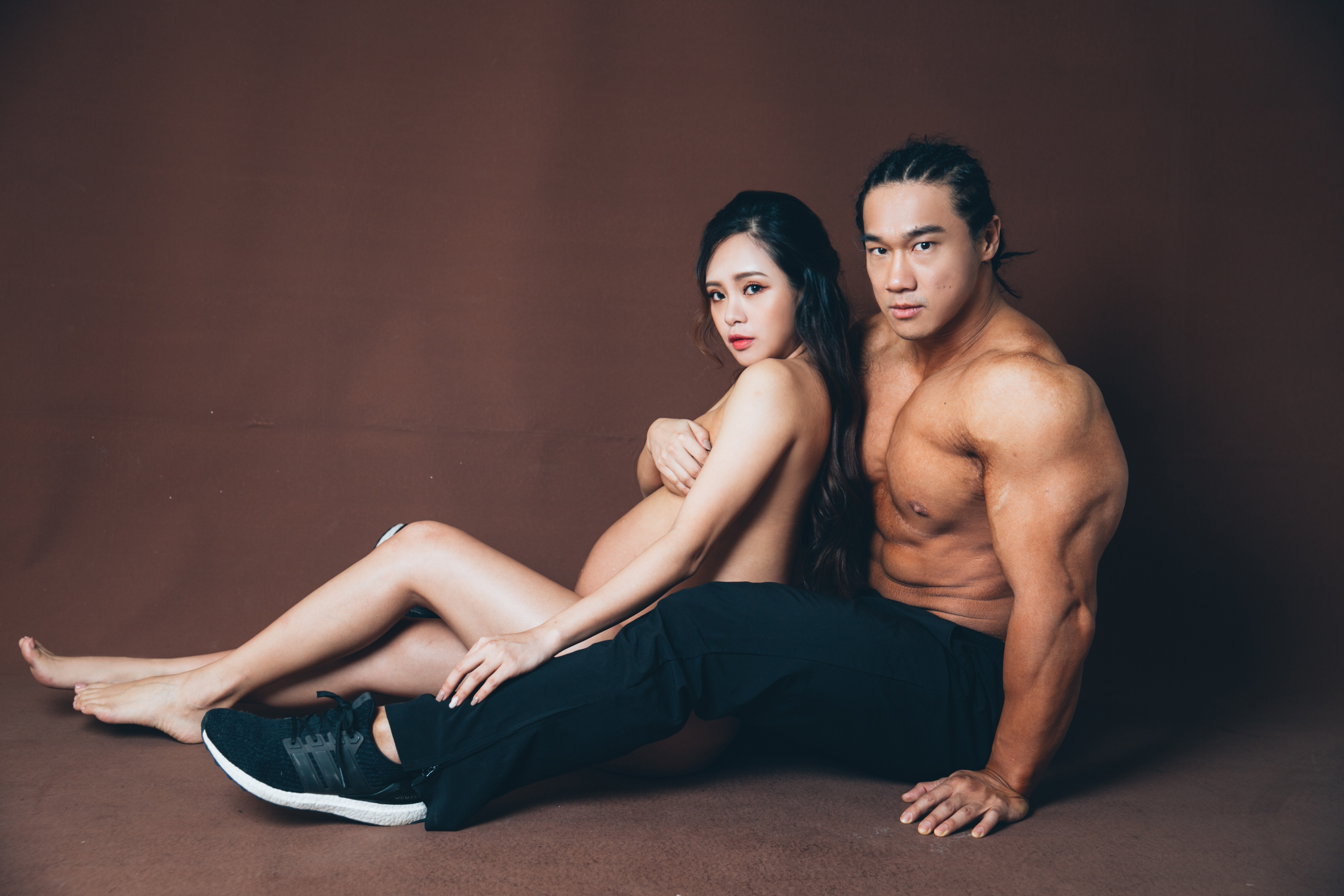 許家豪為了紀念與老婆小花，從求婚至今的浪漫點滴生活，暑假時推出了創作單曲。（300壯士健身房、張傑提供）