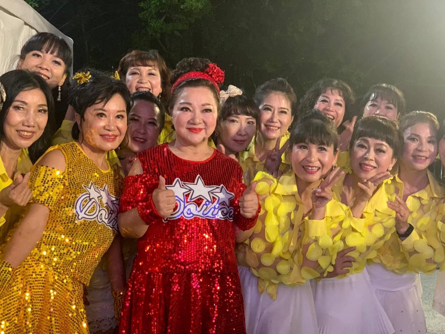 原子少年成員紛紛表示自己的阿嬤阿公是白冰冰粉絲。（陳孝志提供）