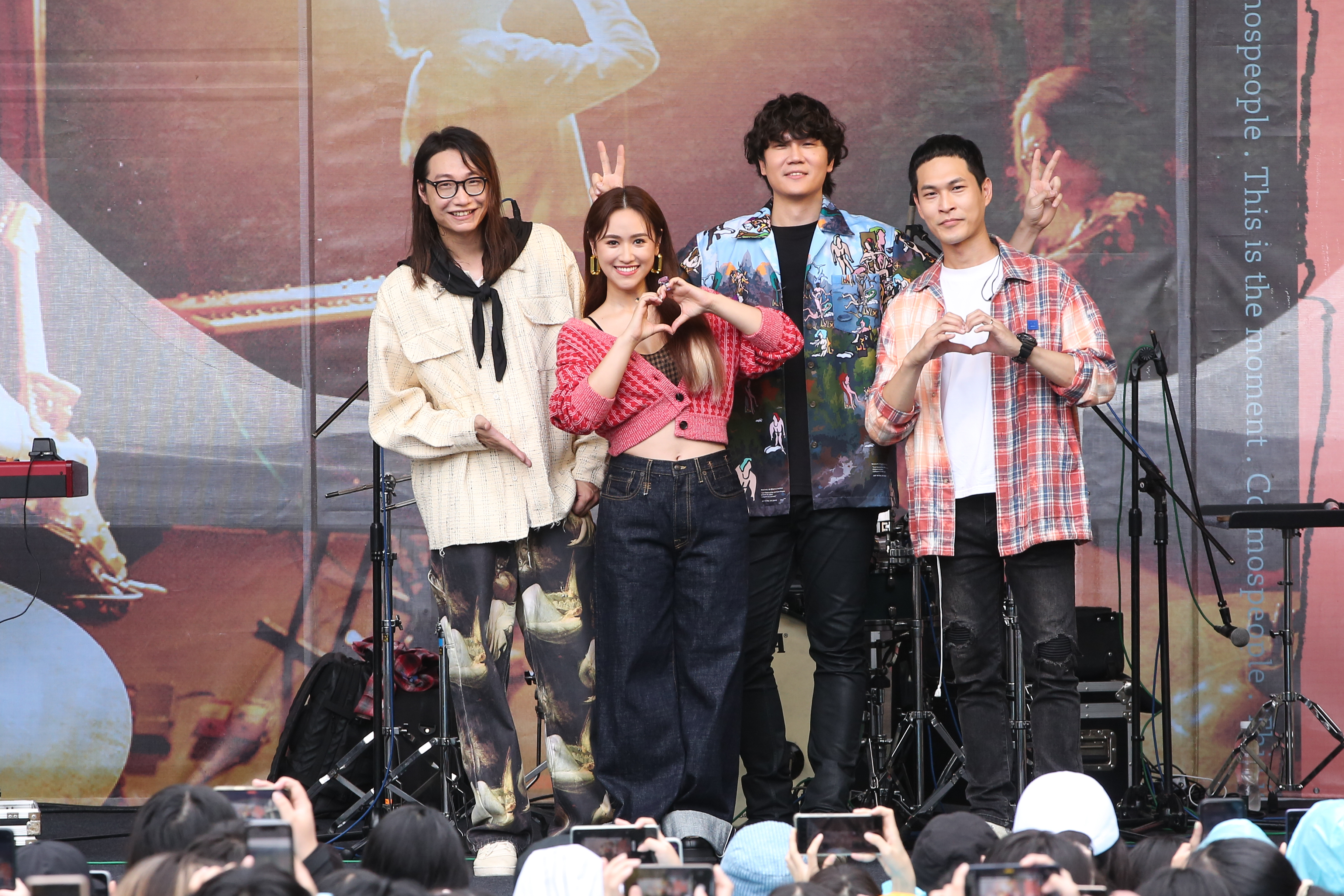 吳姍儒(左2)現身宇宙人的台北簽唱會,懷孕5個月的她小腹依舊平坦。