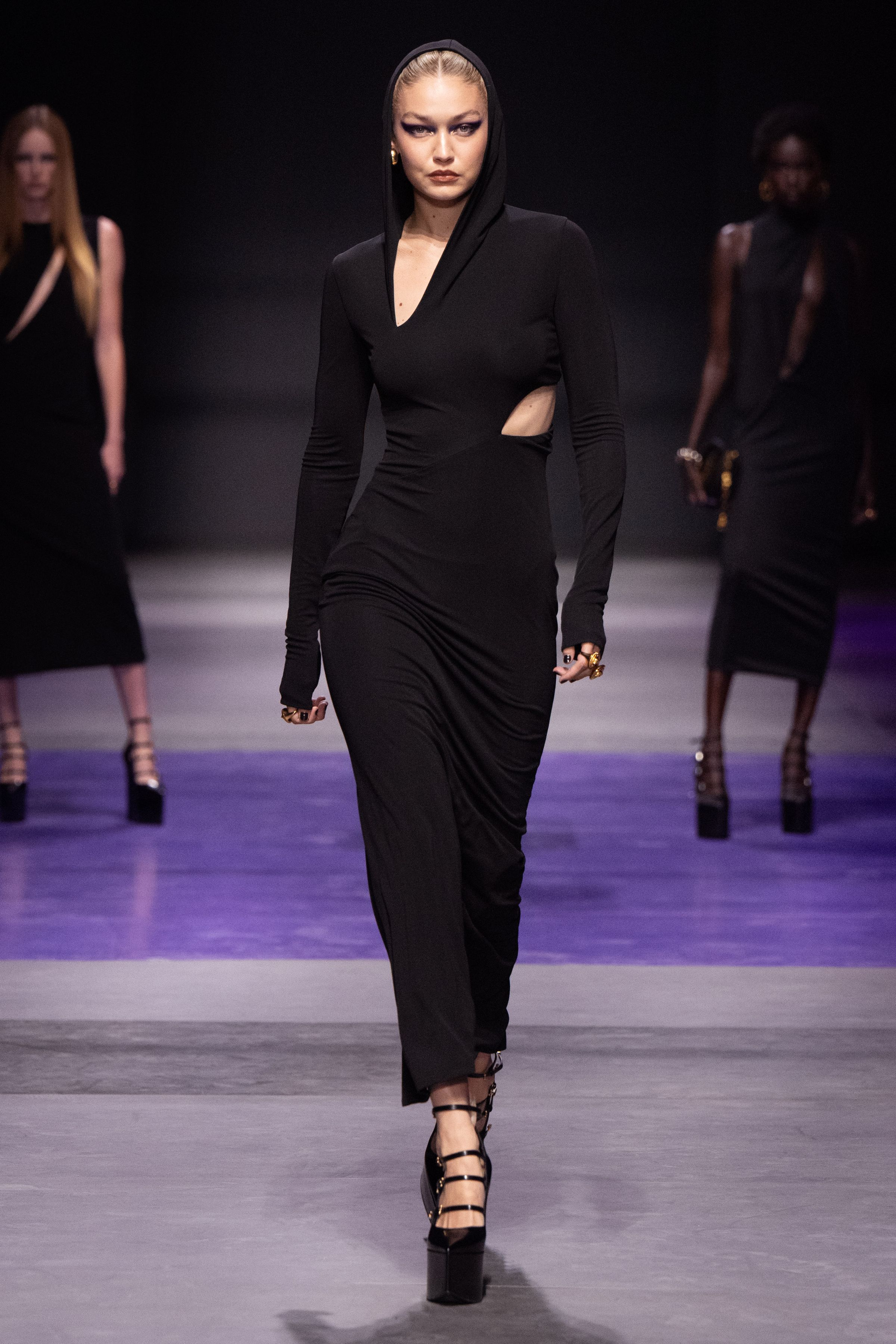由超模Gigi Hadid為VERSACE 2023春夏女裝大秀揭開序幕。（VERSACE提供）