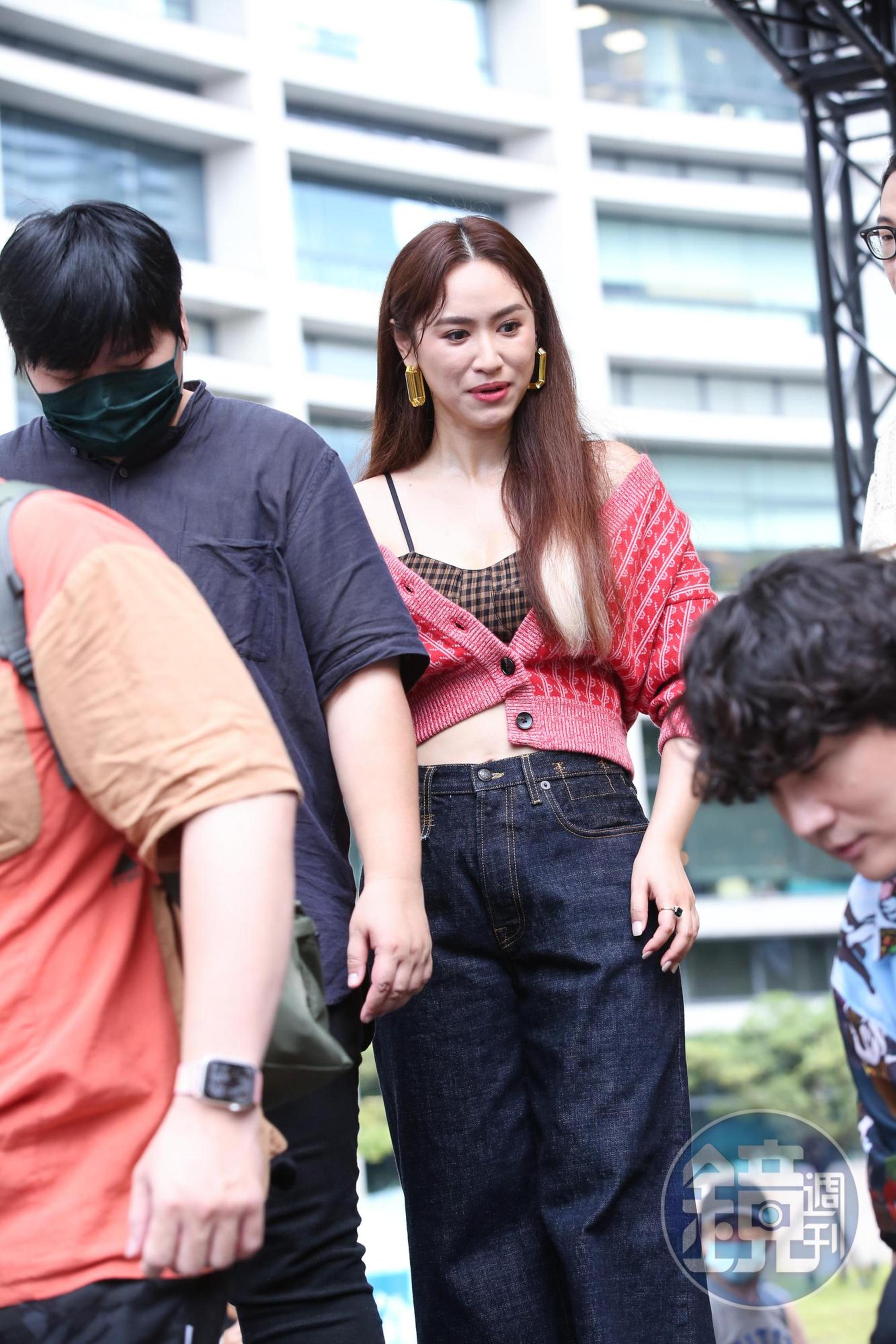 宇宙人辦簽唱會，Sandy吳姍儒也挺著5個月的孕肚力挺。