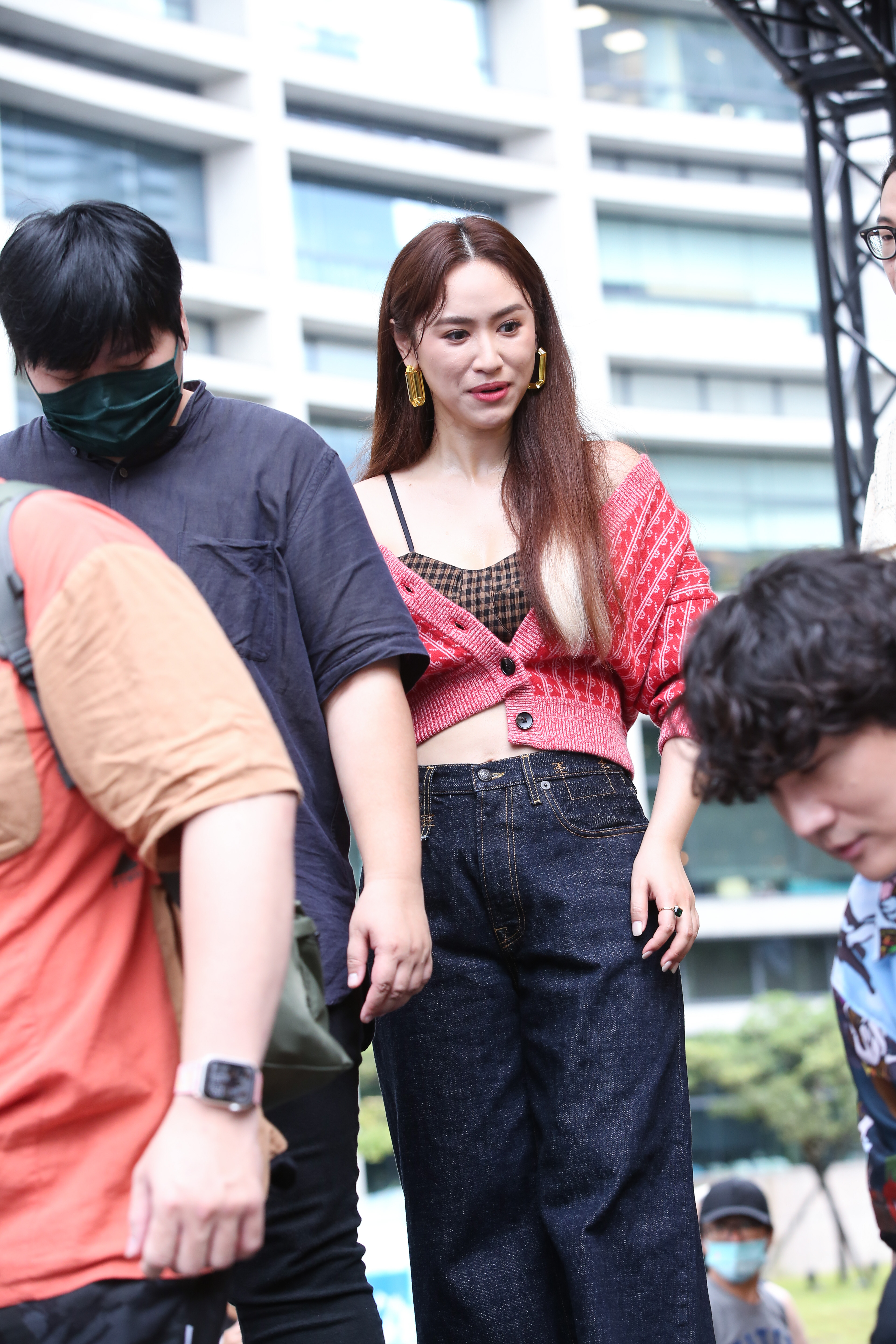 宇宙人辦簽唱會,Sandy吳姍儒也挺著5個月的孕肚力挺。