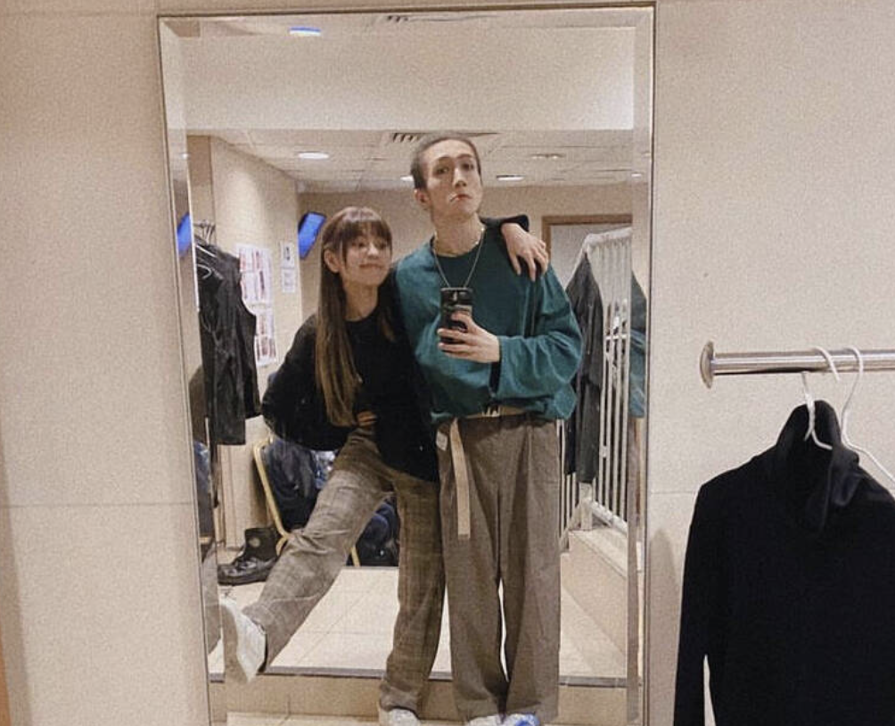 香港男團MIRROR舞者李啟言（右）因意外身受重傷，女友So Ching（左）日日去醫院陪伴。（翻攝So Ching IG）