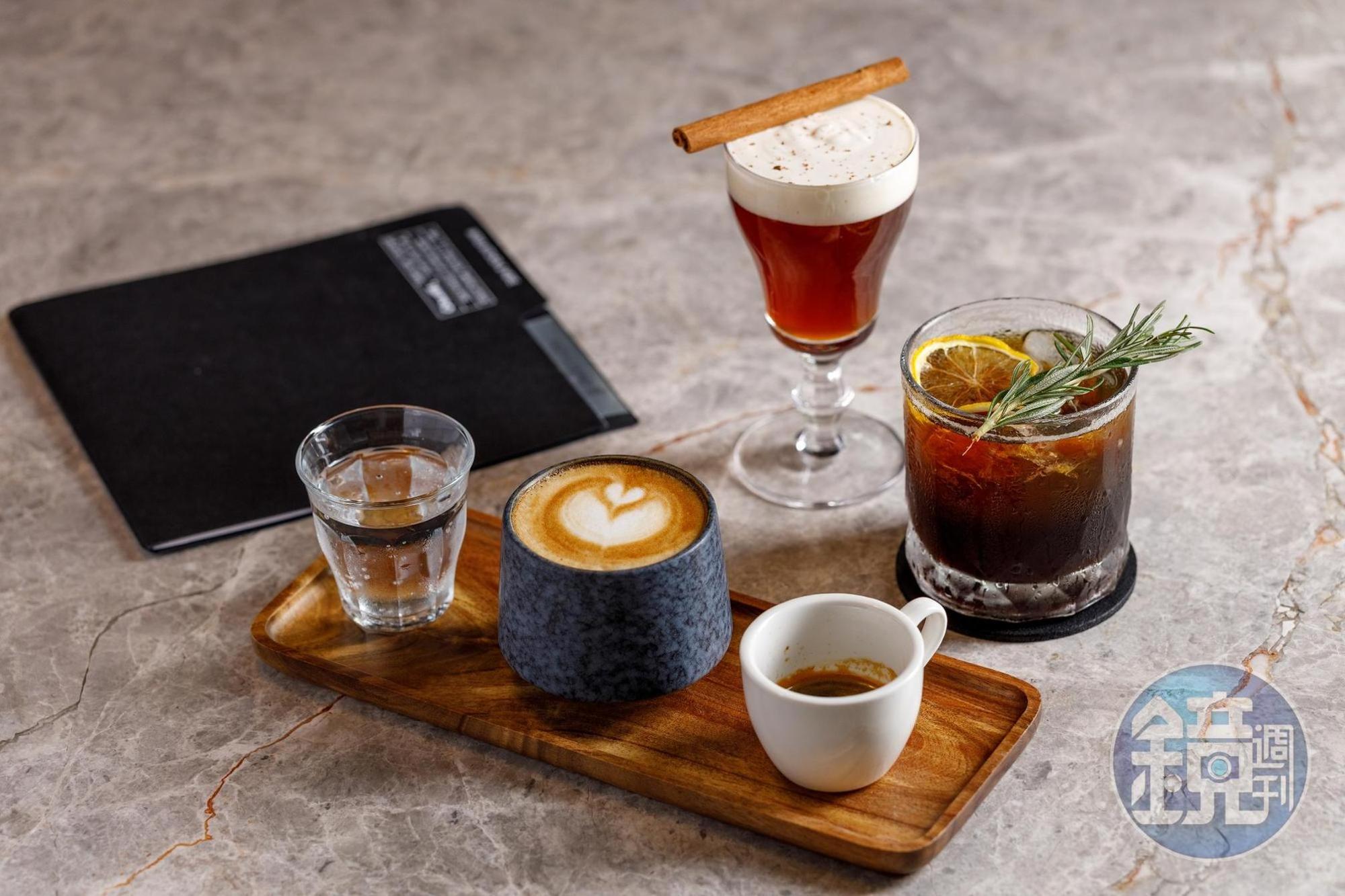 咖啡飲品極具特色,有結合義式濃縮、氣泡水與白咖啡的經典「1+1」(前,250元/份),融合調酒概念的「冰釀咖啡琴通寧」(中,250元/杯)與以藝伎咖啡豆製作的「愛爾蘭咖啡」。(後,250元/杯)