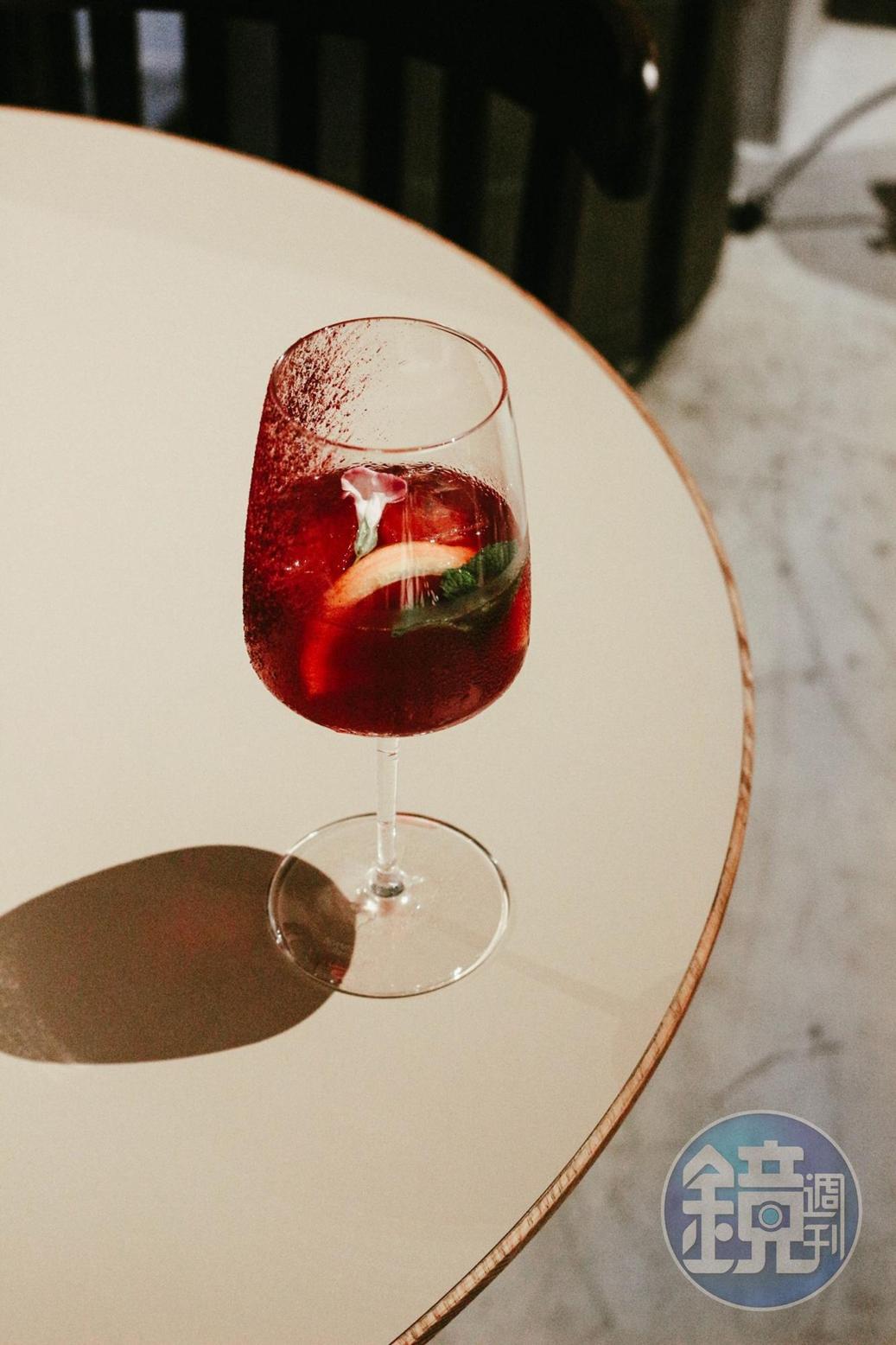 「G.A. SANGRIA」使用精選紅酒、西班牙諾迪斯琴酒、杏桃酒、蘋果酒與蜂蜜製作,香甜果味與酒精皆濃厚。(350元/杯)