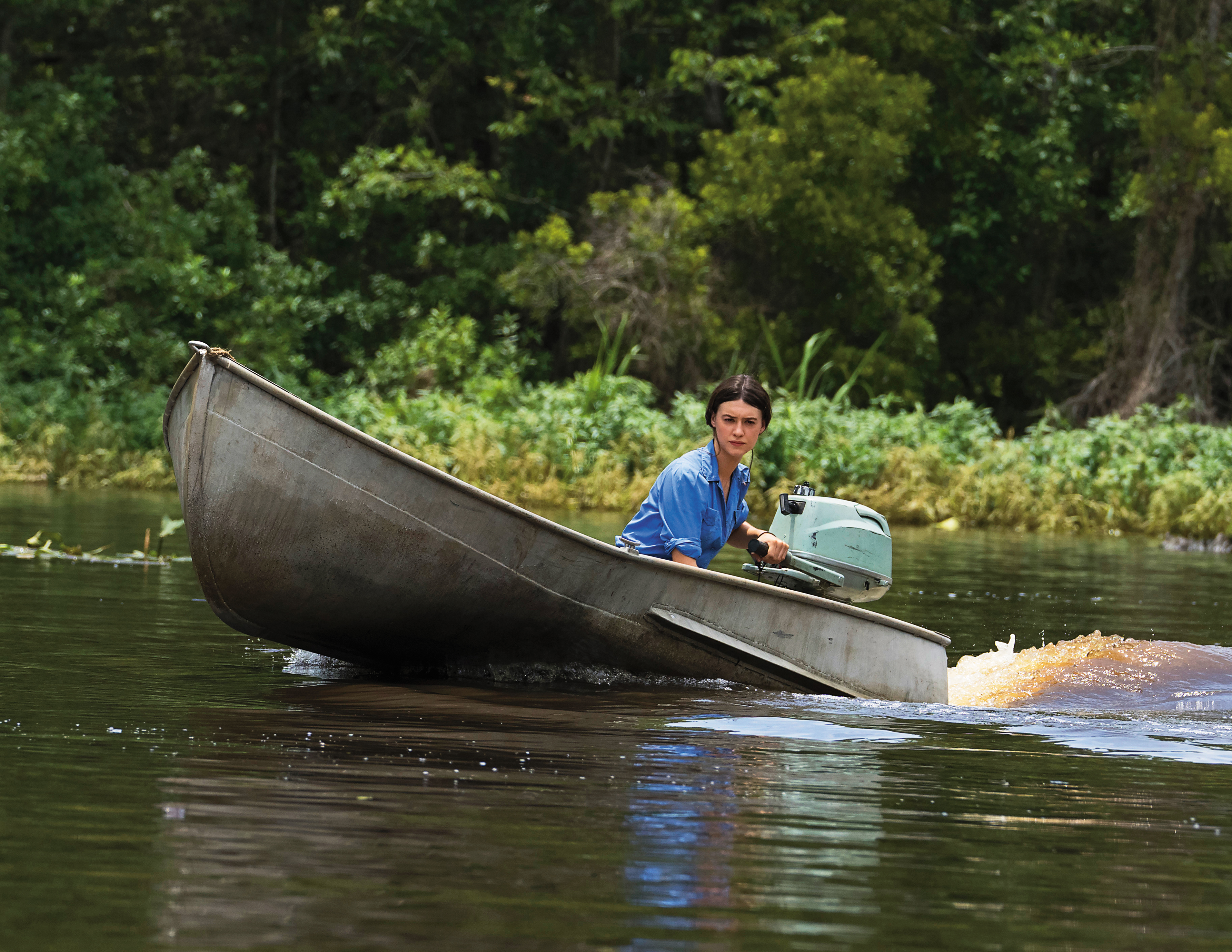 有著悲慘家庭背景而遠離小鎮、在溼地獨居的女孩，被一樁命案打破她遺世而獨立的原有生活。（索尼提供）