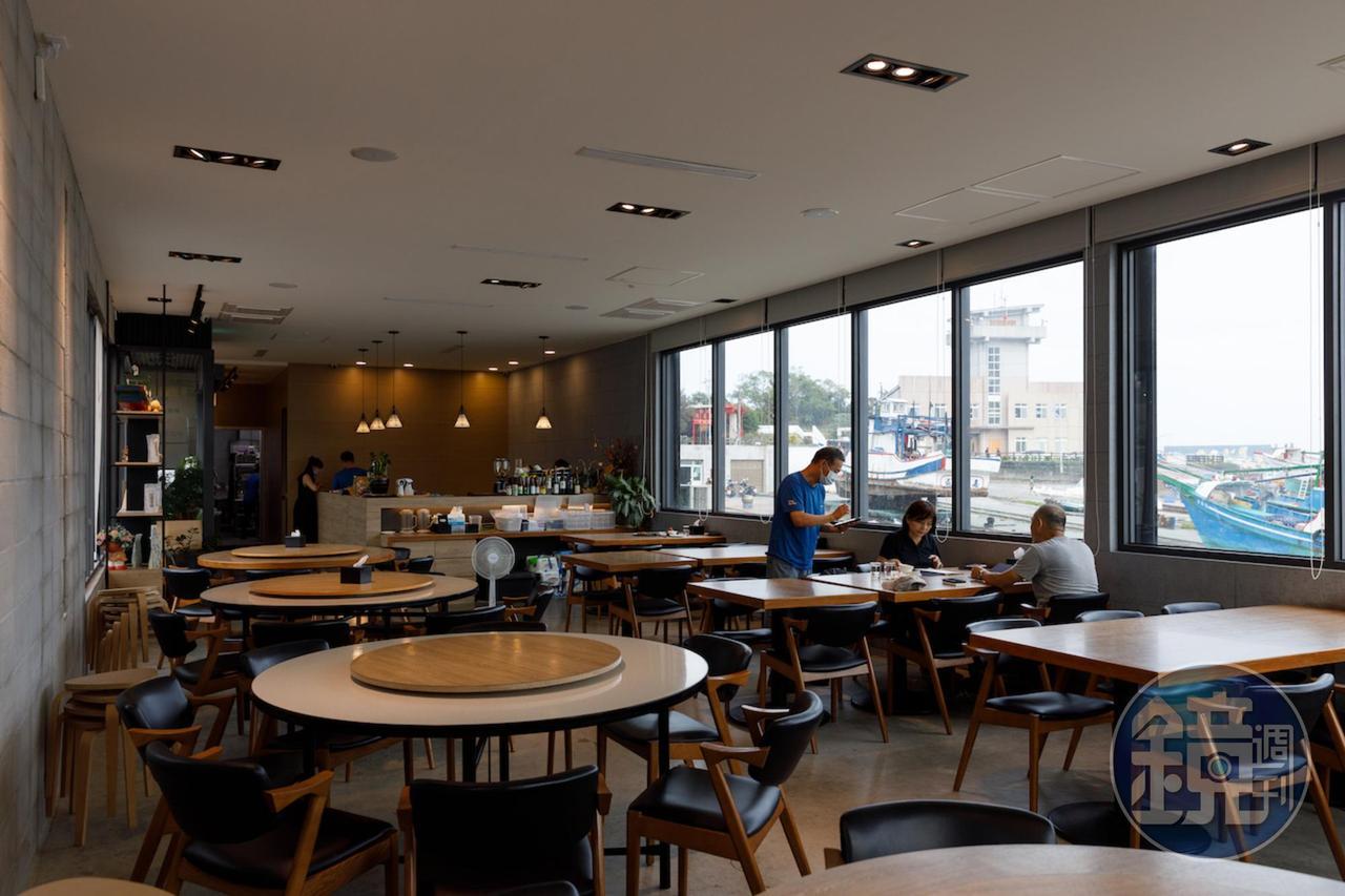 座落漁港的「旗遇海味」,整座餐廳被窗外的漁船、海景和夕陽餘暉給包圍。