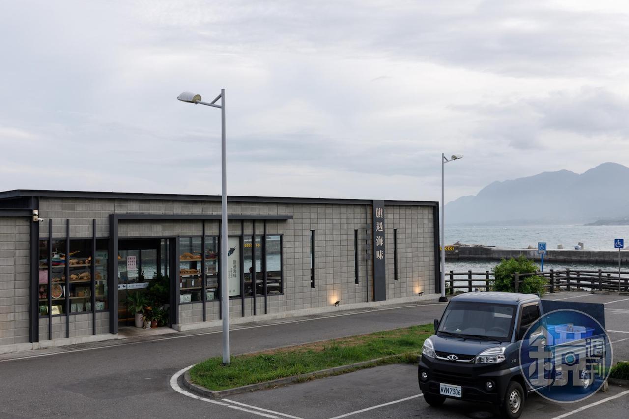 林昱濱的小貨車和他的餐廳「旗遇海味」,就在台東成功漁港港區內,餐廳看得到綿延的東海岸的海岸線。