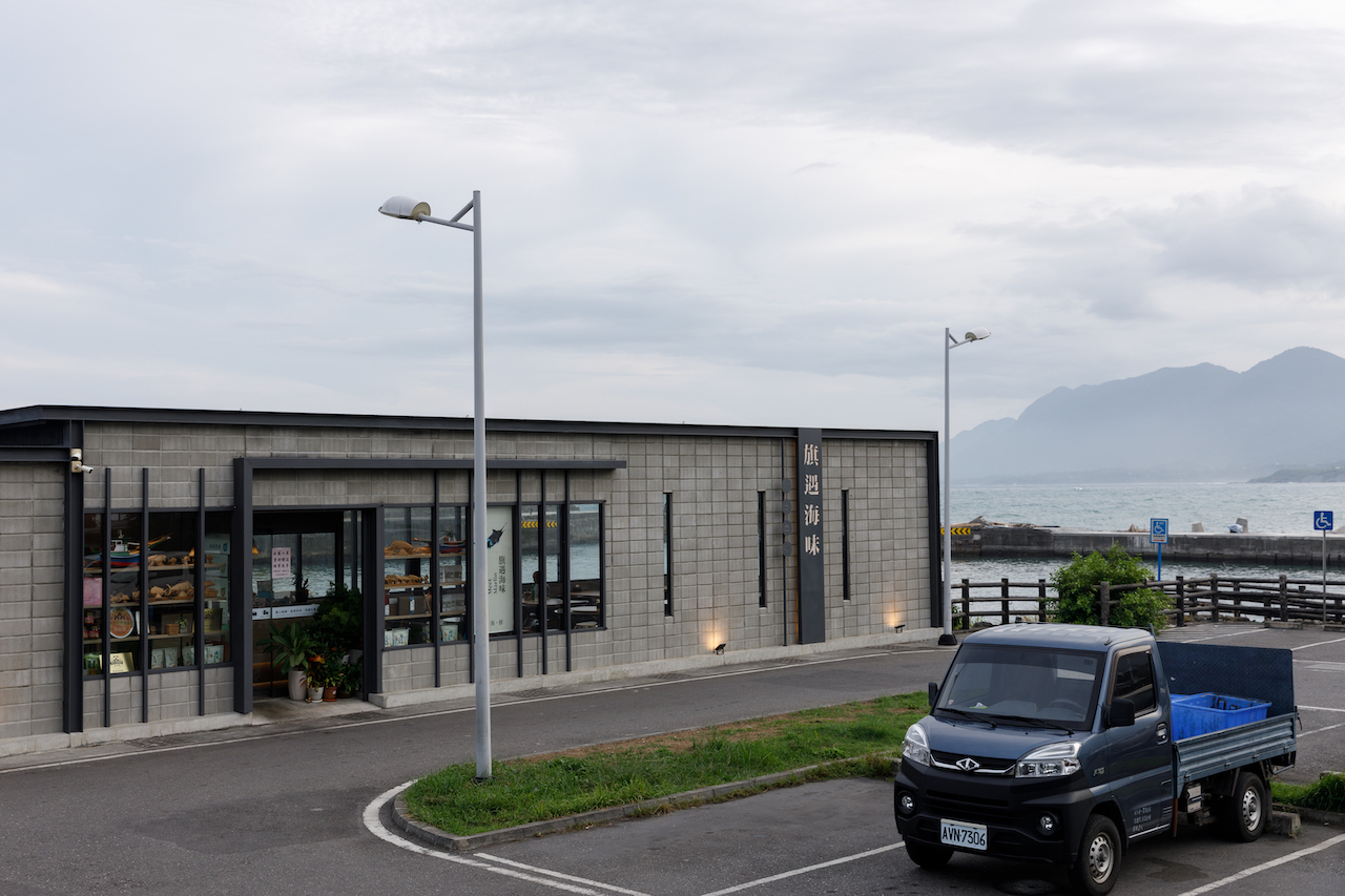 林昱濱的小貨車和他的餐廳「旗遇海味」，就在台東成功漁港港區內，餐廳看得到綿延的東海岸的海岸線。