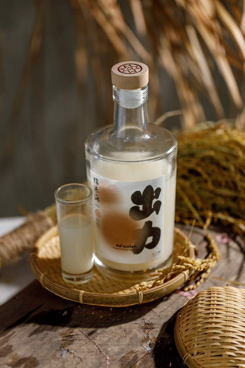 「出力釀糯米酒」甜潤芳醇,尾韻帶有熱帶果物風味。(580元/瓶)