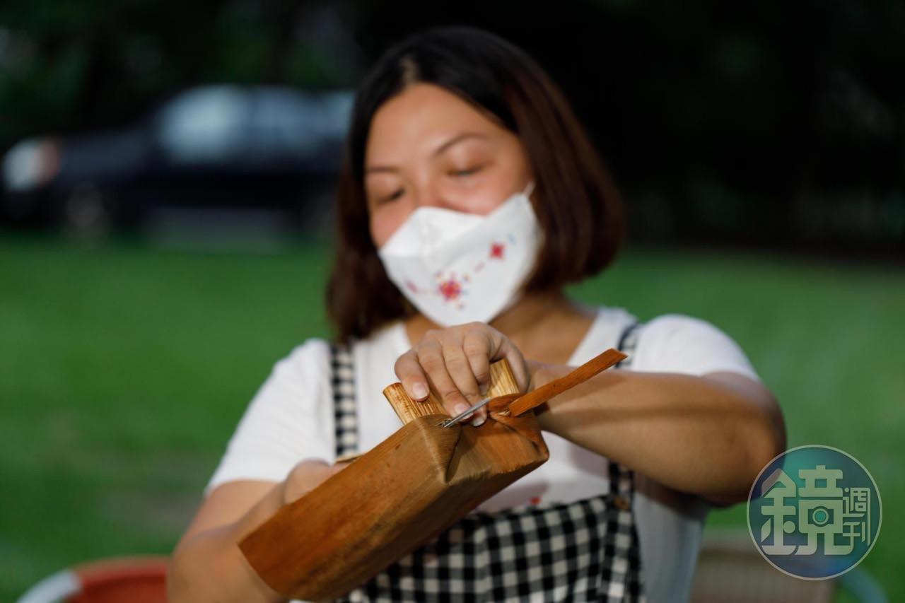 用檳榔鞘葉折成的「拿鞘」碗，是我們在部落裡的食器。
