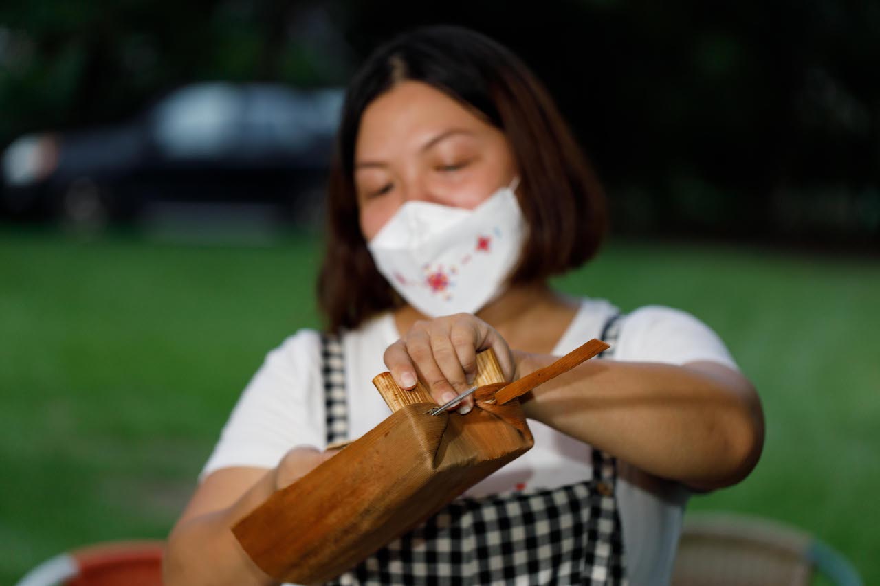 用檳榔鞘葉折成的「拿鞘」碗,是我們在部落裡的食器。