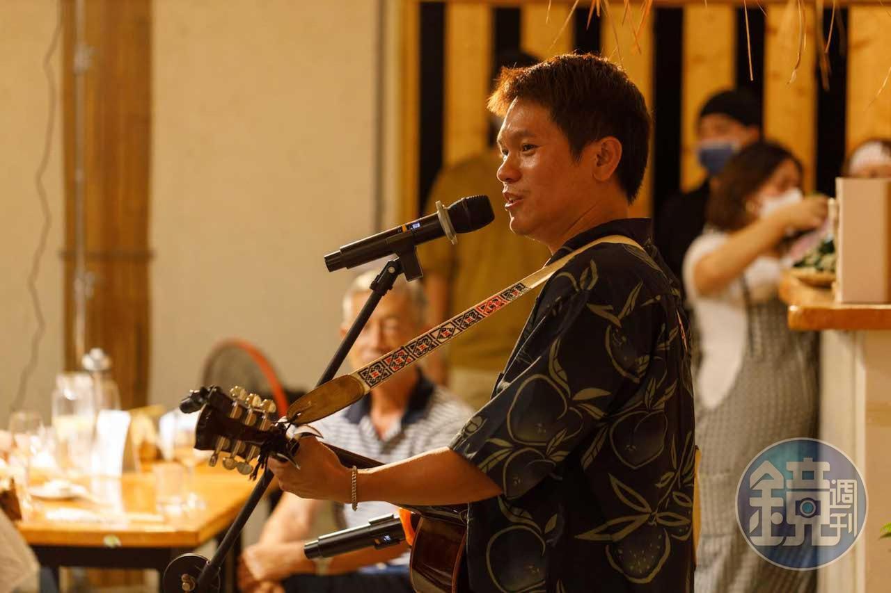金曲歌手舒米恩就住在都蘭部落，他是這場餐酒會的彩蛋，他用族語唱歌，讓人感受阿美族吟唱的自由且深刻。