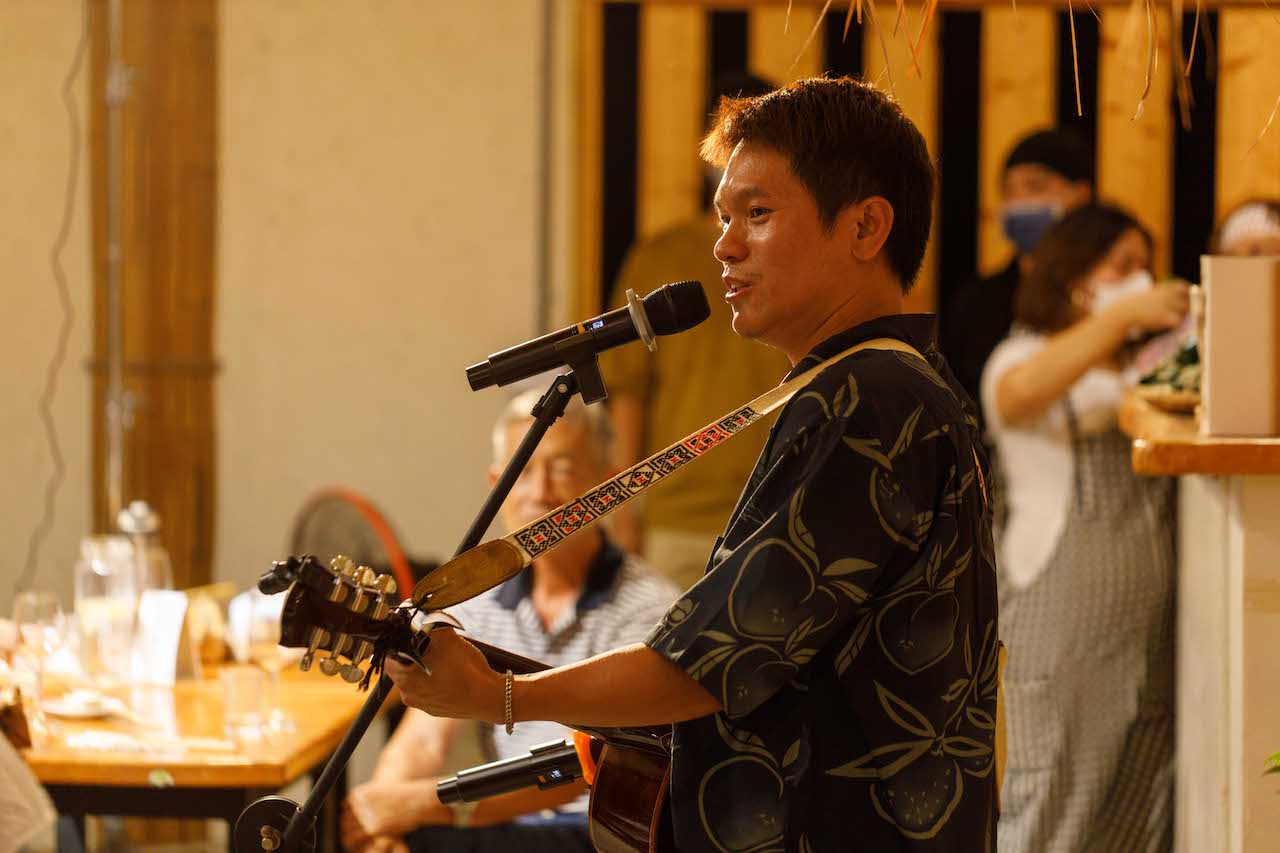 金曲歌手舒米恩就住在都蘭部落,他是這場餐酒會的彩蛋,他用族語唱歌,讓人感受阿美族吟唱的自由且深刻。