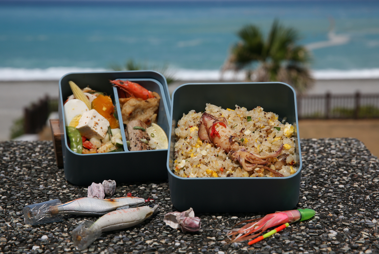 集合海陸食材的「洄遊吧特製望海野餐便當」，炒飯鬆香Q爽，冷吃也適口。（洄遊吧X黑金通，350元／份）