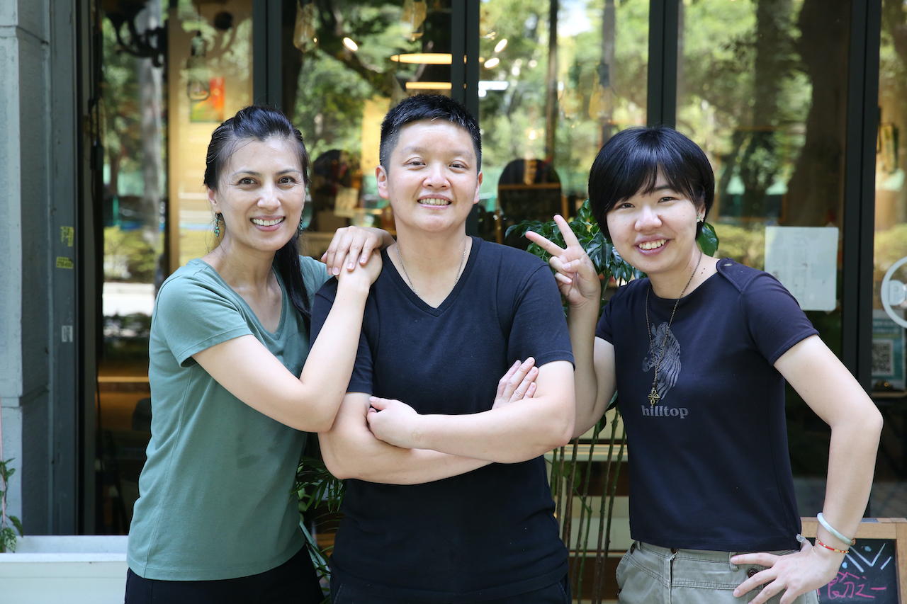「洄遊吧」創辦人黃紋綺（右起）和「ONE TEN Restaurant」主理人Esther、Carol，從魚鮮供應到料理，聯手傳遞海洋永續理念。