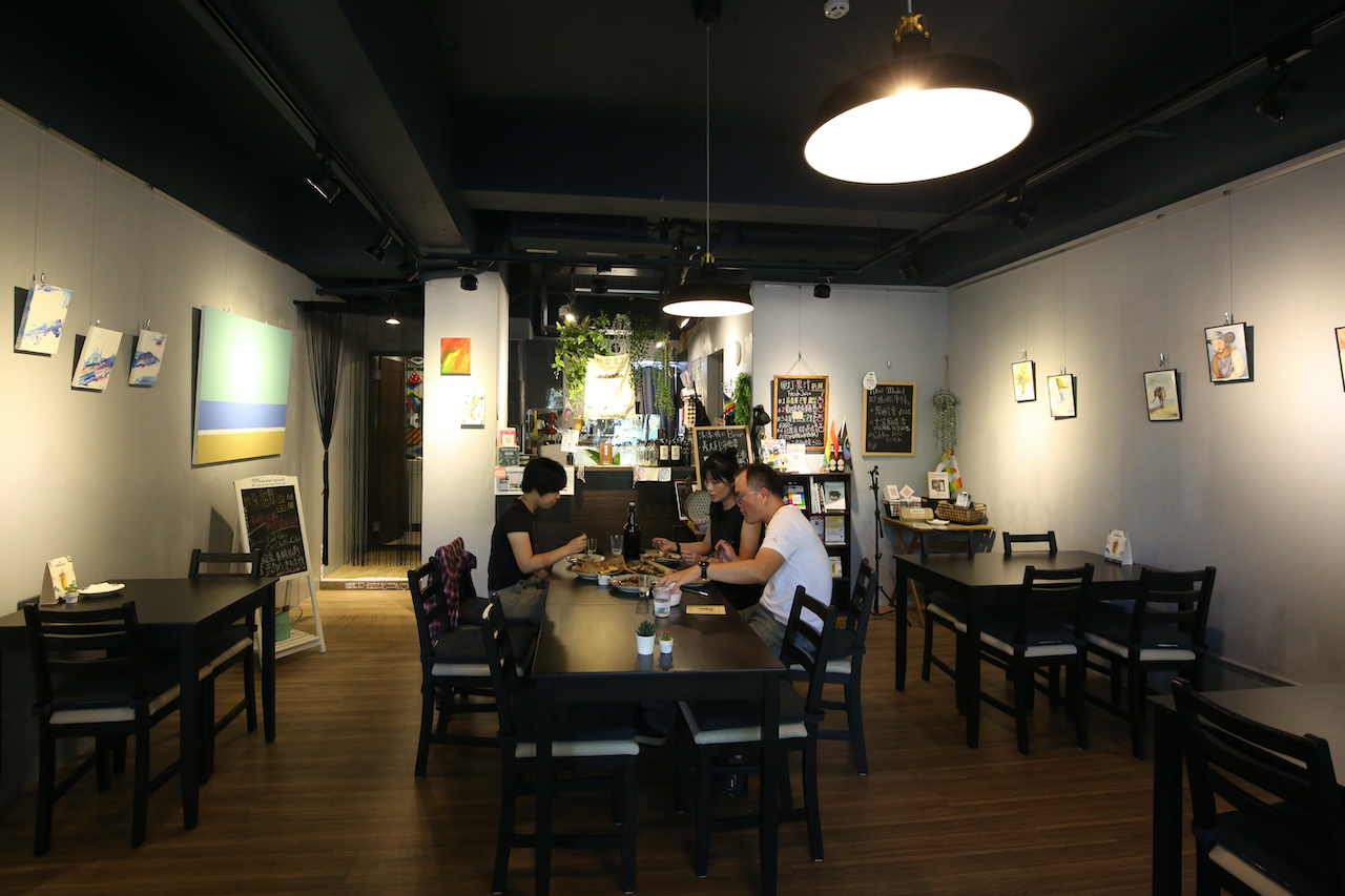 店內餐酒選擇和經營型態都很有個性，像是一座飲食教育基地。