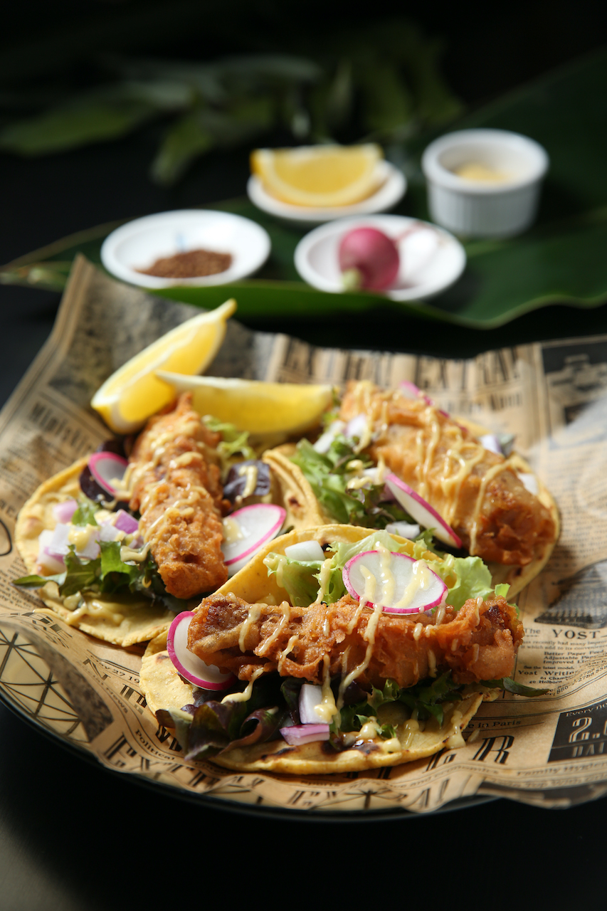 「ONE TEN Restaurant 食分之一餐館」的「炸魚塔可」，美墨風味粗獷過癮。（390元／份）