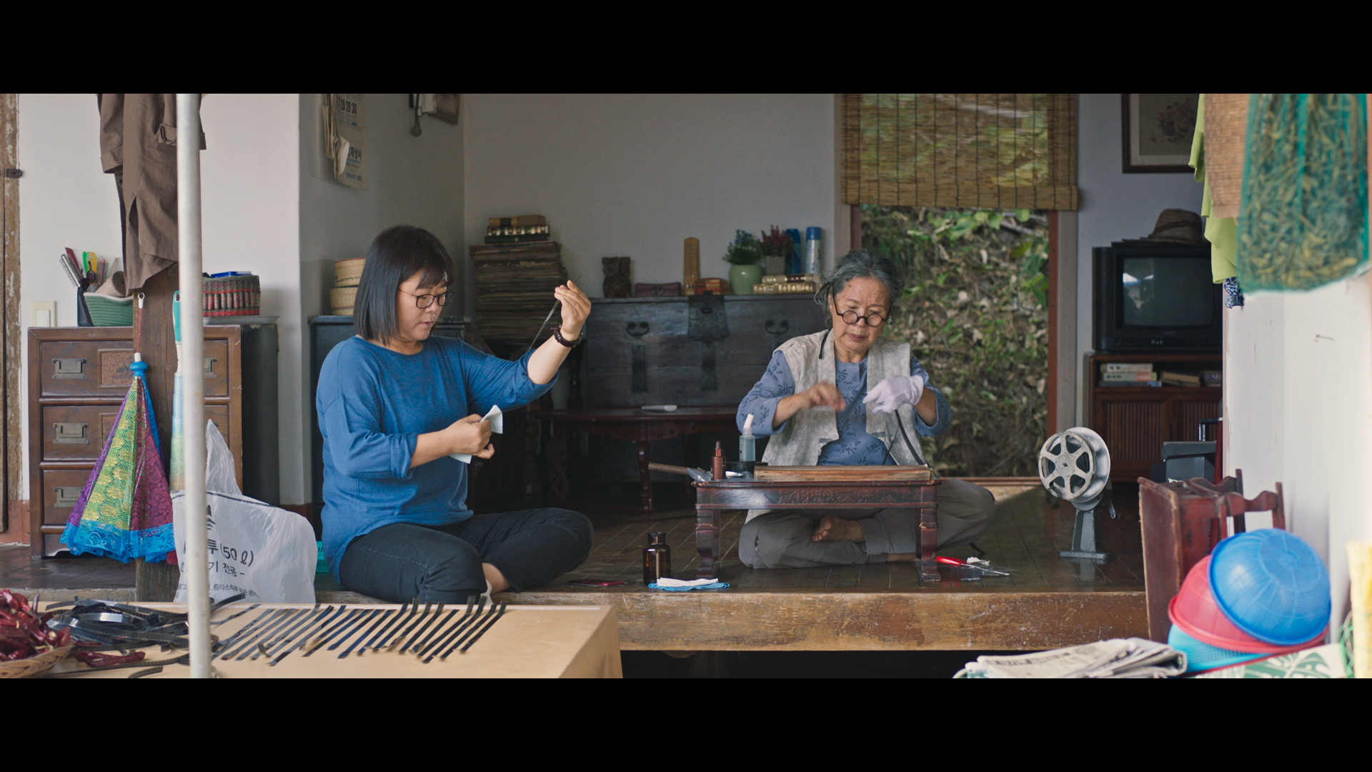 李姃垠（左）在《女影人生》飾演電影導演，她與曾擔任剪輯師的李珠實（右）攜手修復經典電影《女法官》的膠捲。（可樂電影提供）