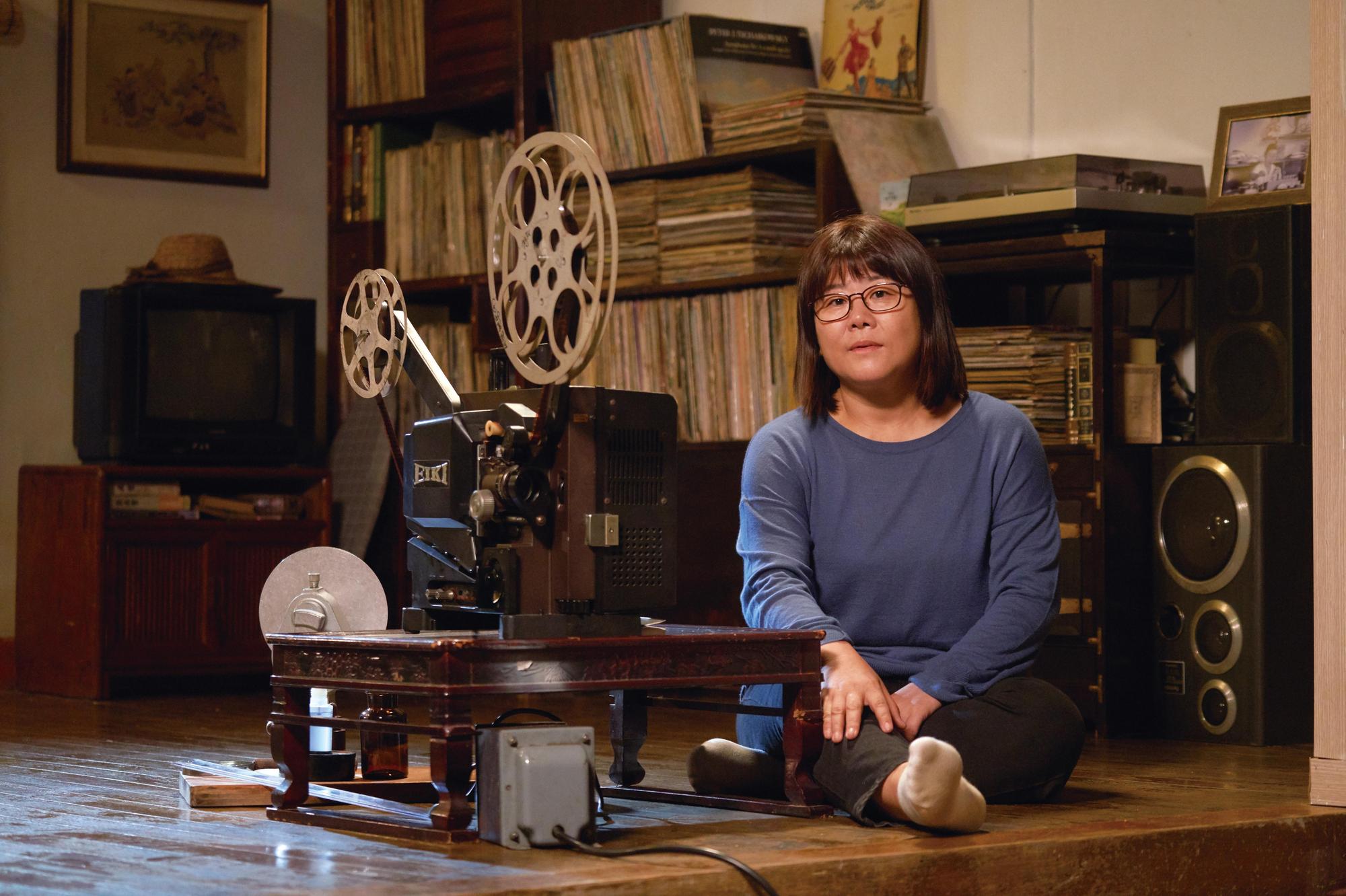 李姃垠在電影《女影人生》中飾演一名遇上工作危機的電影導演,因接下膠捲修復工作開始對電影工作出現心境轉變。(可樂電影提供)