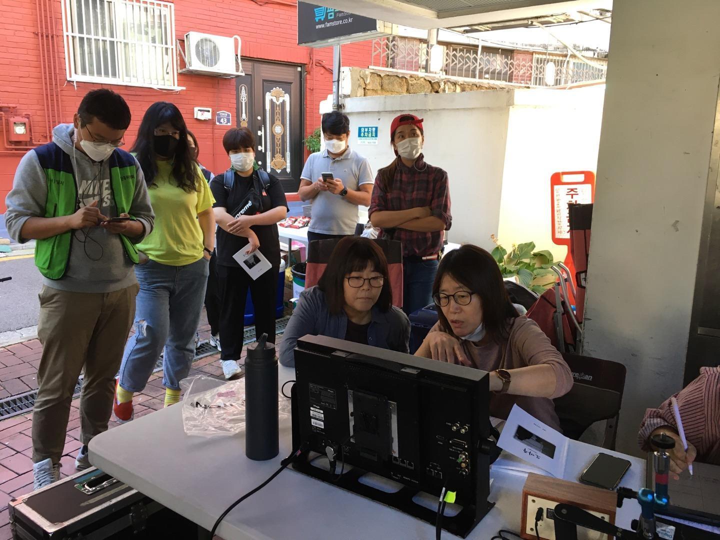 導演申秀媛（右）在《女影人生》片場與女主角李姃垠分享自己當導演的經驗，幫助她更加融入角色。（可樂電影提供）