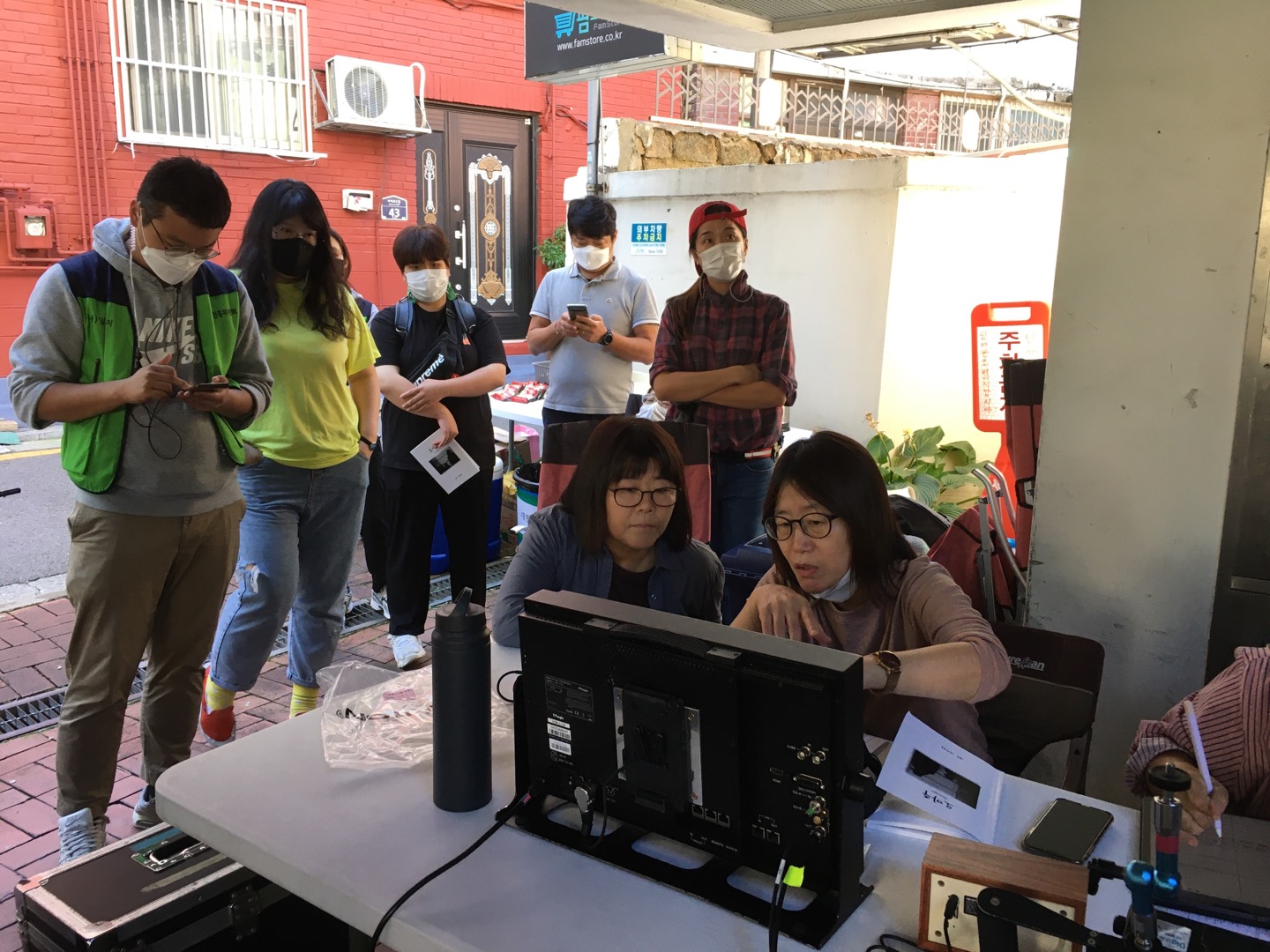 導演申秀媛（右）在《女影人生》片場與女主角李姃垠分享自己當導演的經驗，幫助她更加融入角色。（可樂電影提供）