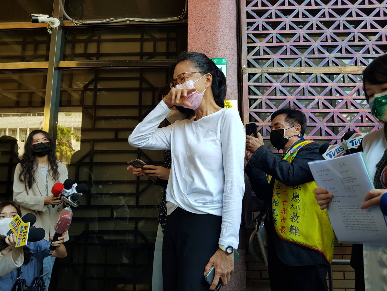 張淑娟當時飆淚提告周玉蔻「用媒體霸凌弱勢」，否認與蔣孝嚴「滾床」。