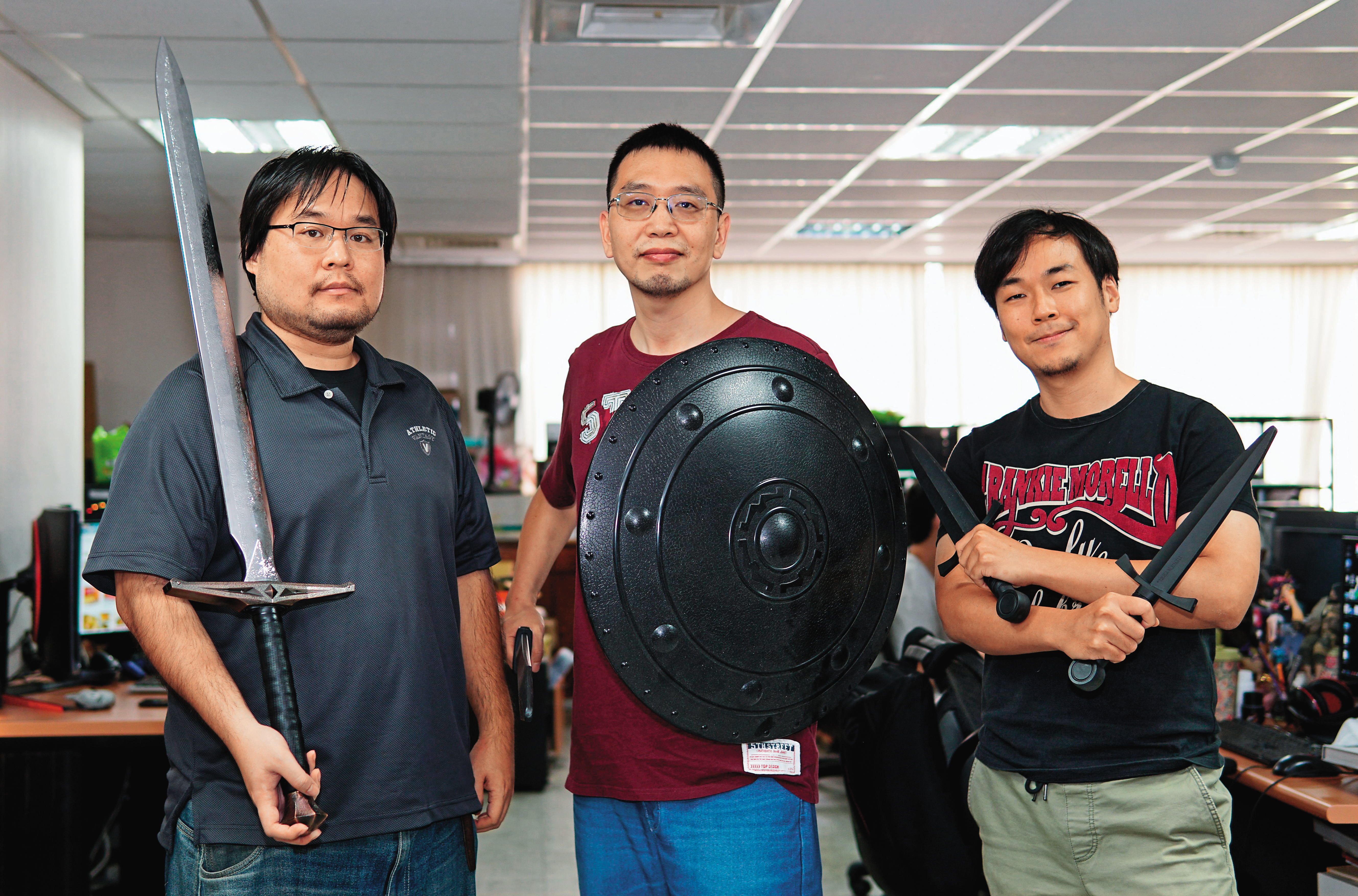 《Asterigos:失落迷城》是艾可米遊戲創業作。左起為遊戲技術總監李明峻、遊戲總監林政賢、美術總監眭弘遠。