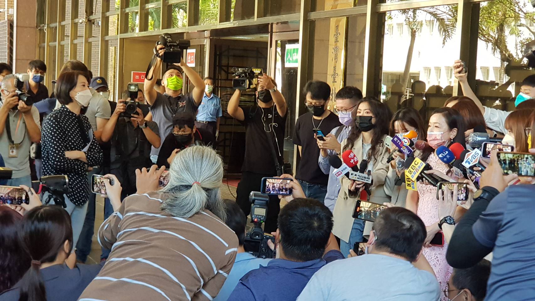 【影片曝光】周玉蔻、王鴻薇火爆飆罵「不要臉」　互嗆20分鐘「蟑螂vs老鼠」