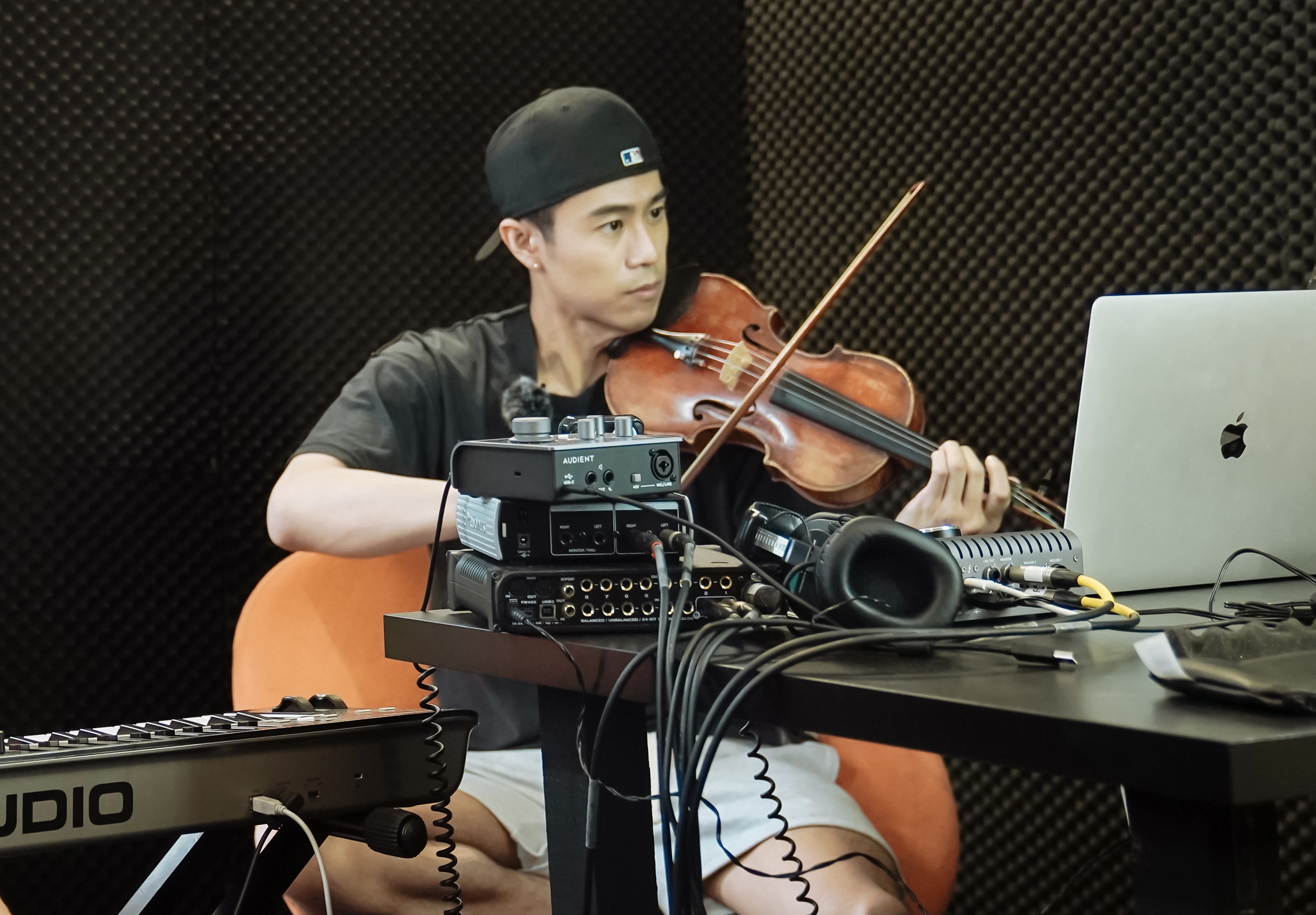 廖柏雅一邊創作專輯一邊錄實境節目，在節目中編曲演唱時，使盡自己所會。（喜鵲娛樂提供）