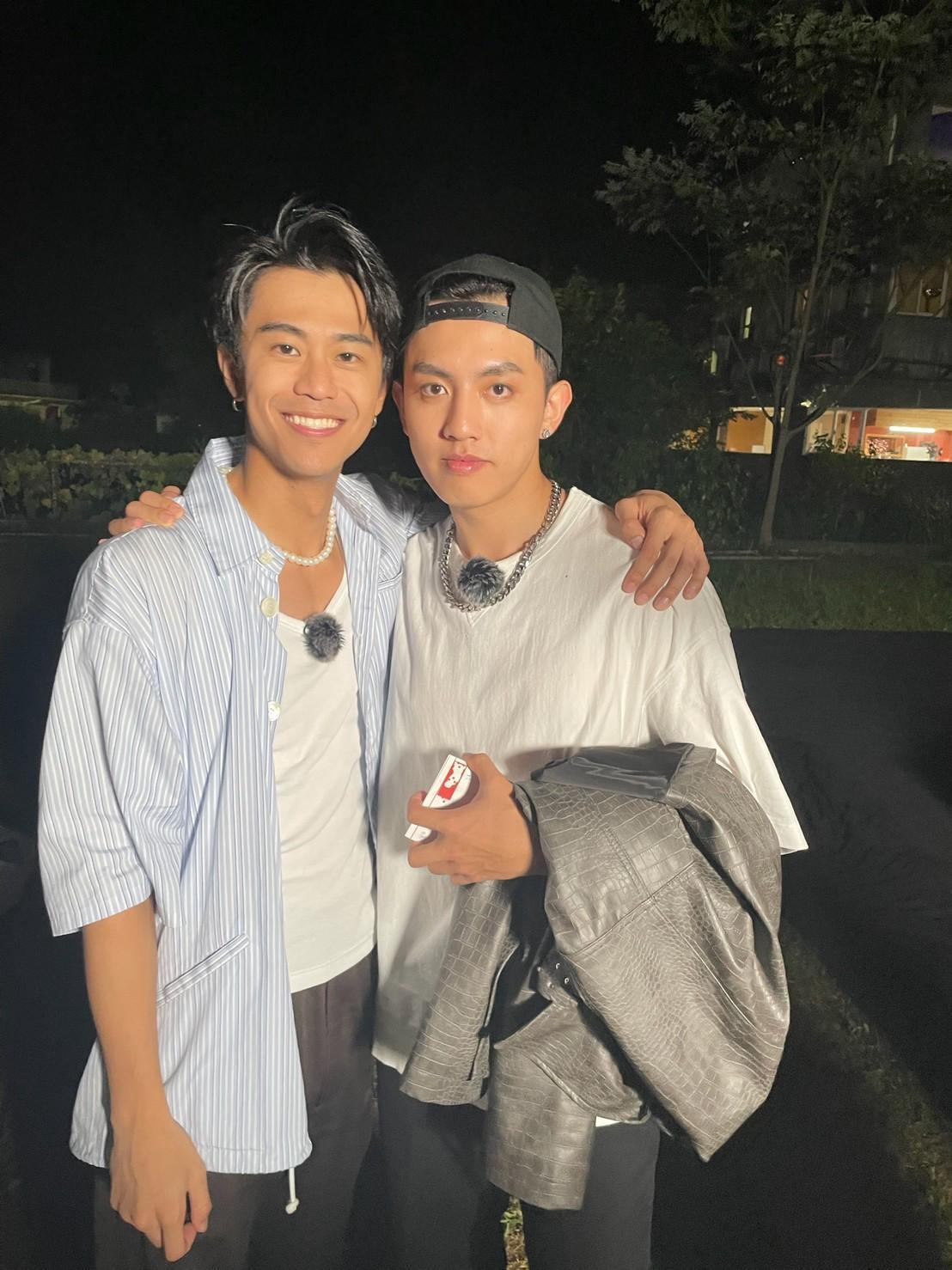 廖柏雅(左)與原子少年的高有翔在實境節目中認識,2人私下打鬧有好交情。(喜鵲娛樂提供)