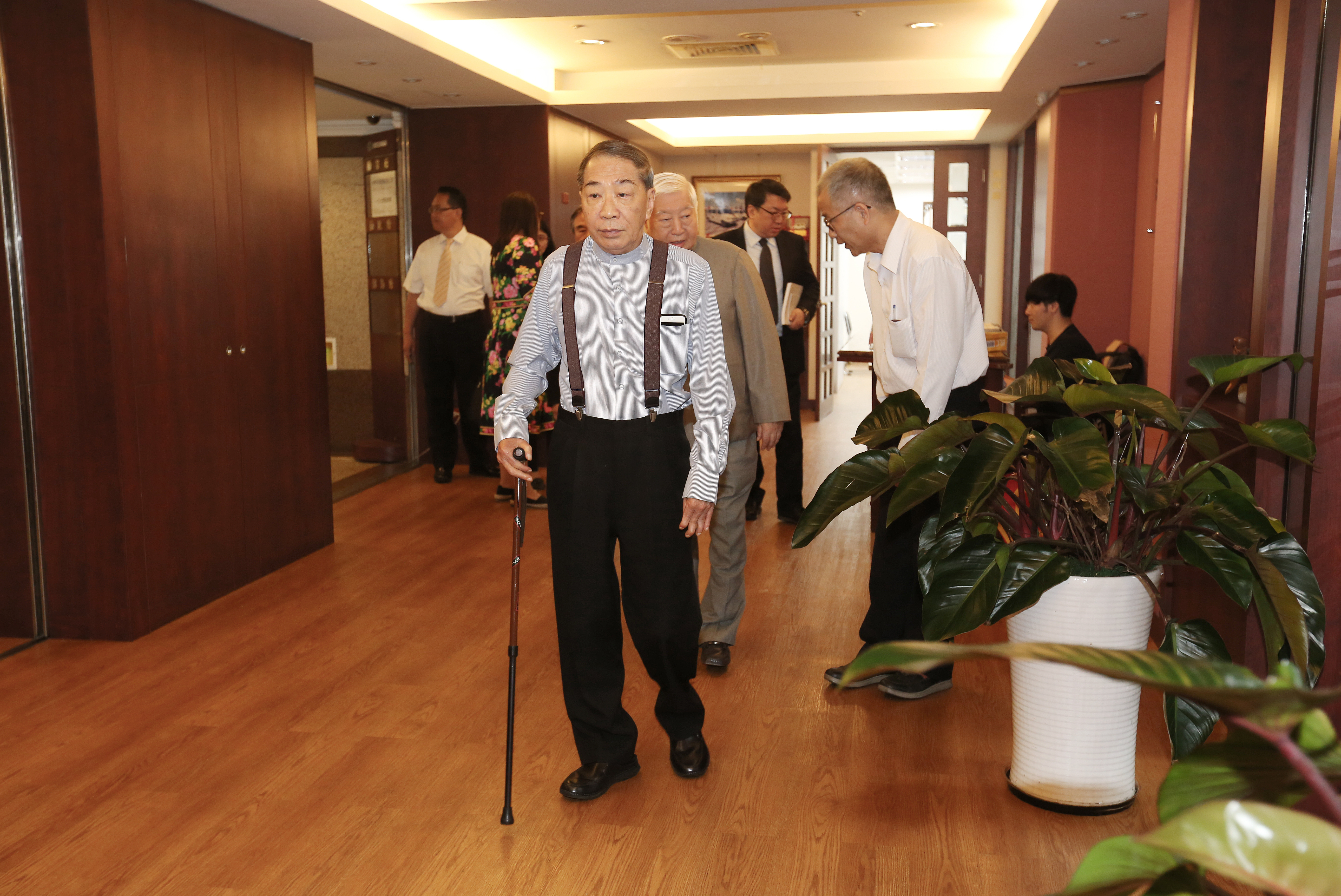 南僑集團副董事長陳飛鵬（前拄拐杖者）9月23日晚間9時點50分病逝。