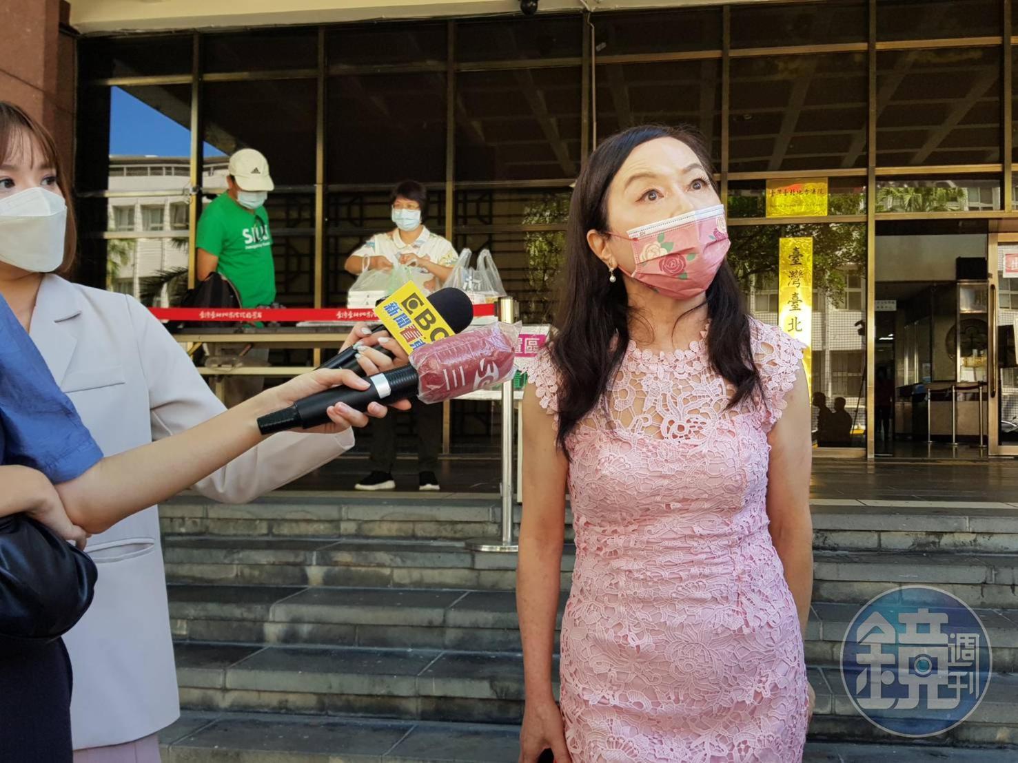 周玉蔻稍早在台北地檢署外向張淑娟道歉,但也強調自己手上有相關的訂房紀錄。