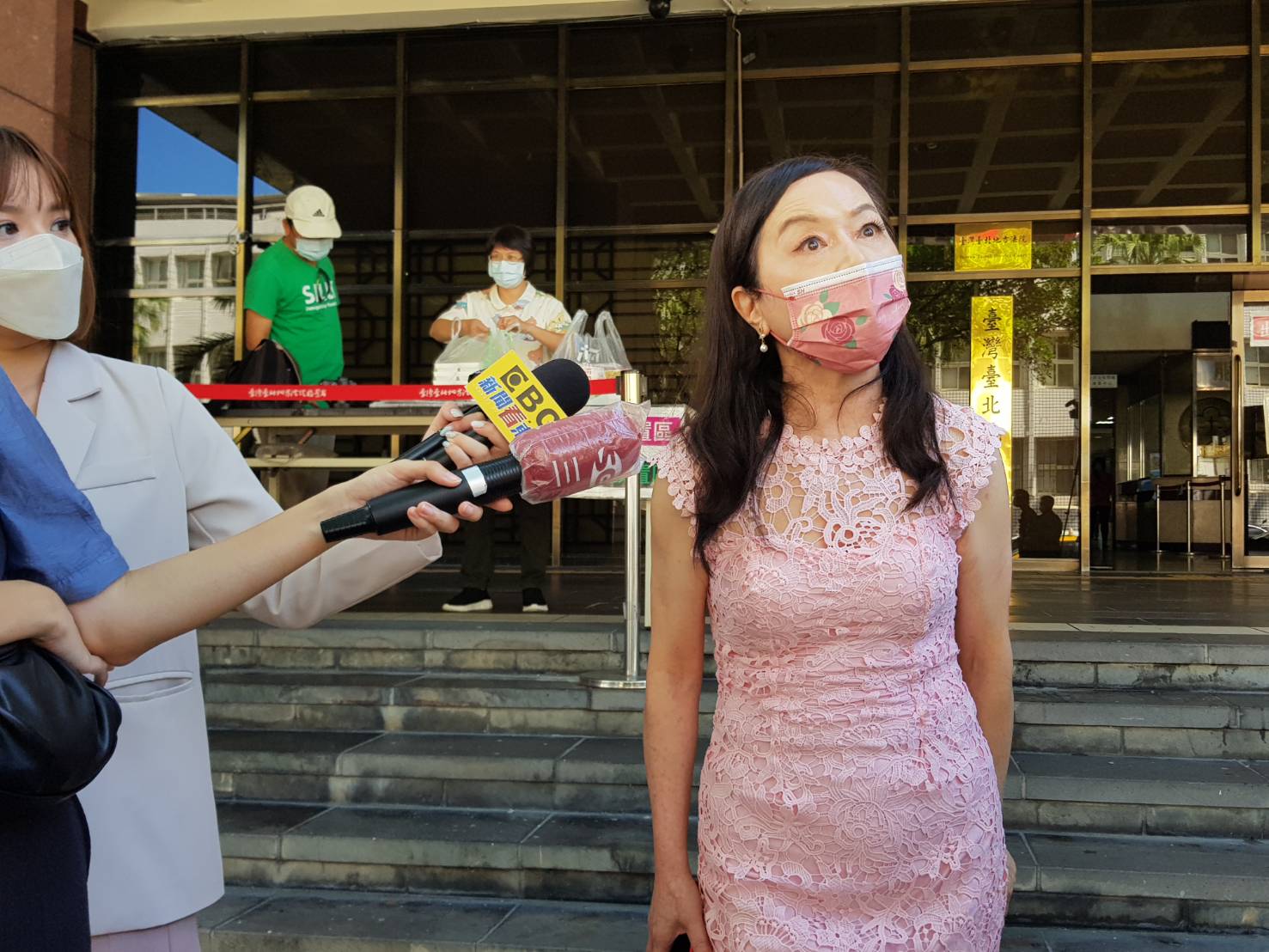 周玉蔻稍早在台北地檢署外向張淑娟道歉，但也強調自己手上有相關的訂房紀錄。