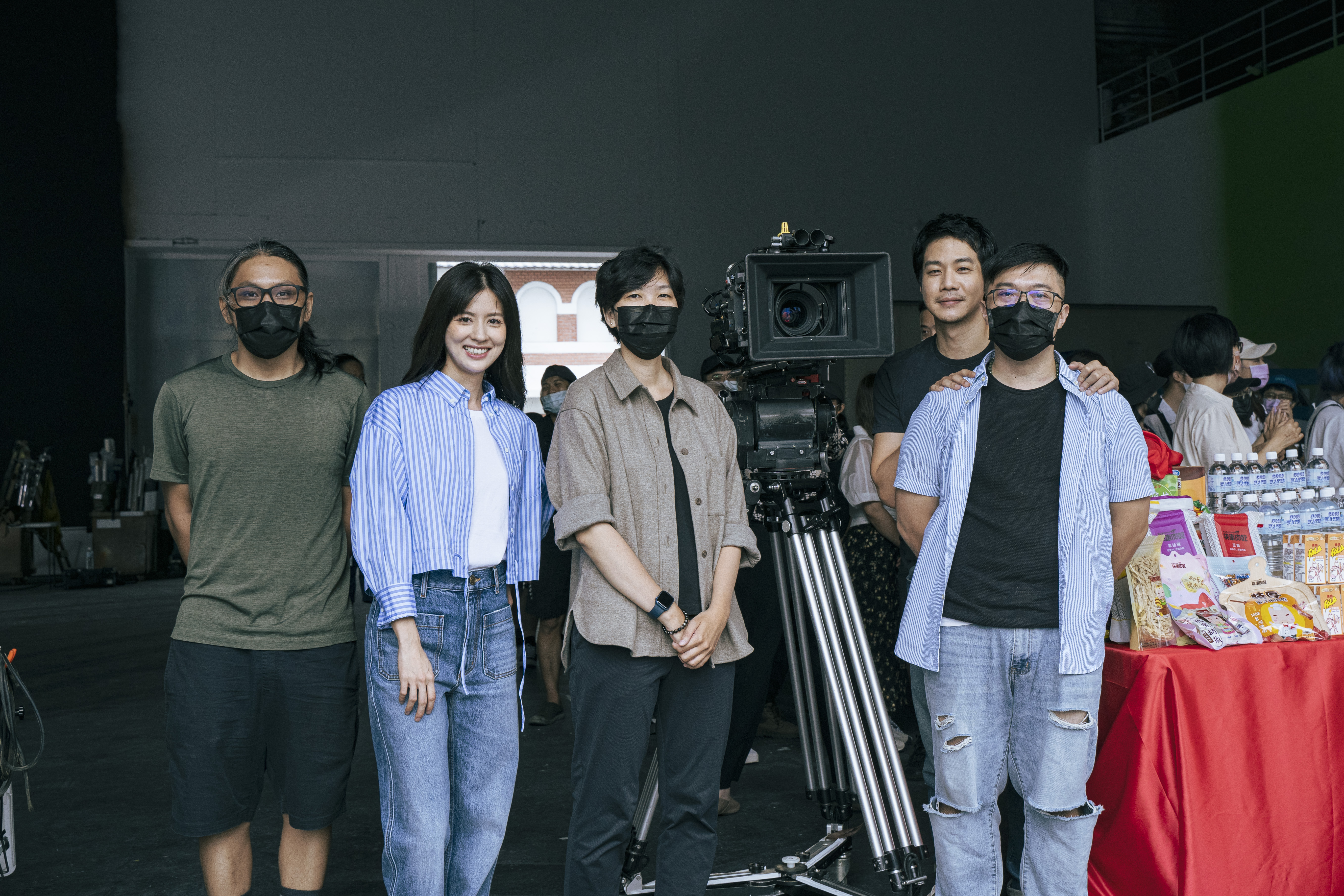 《死了一個娛樂女記者之後》攝影指導陳勝吉、林予晞、導演梁秀紅、薛仕凌、導演吳旻炫是全新組合。（鏡文學提供）
