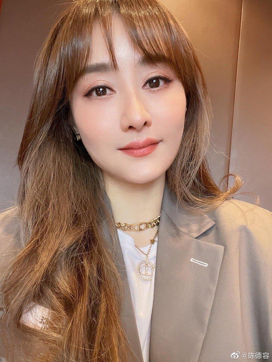 陳德容去年受訪時稱自己仍是少女心，明白表示，「我不想演大孩子的媽媽，如果說我保養得這麼好，還叫我演一個大孩子的媽媽，我死都不會接受，這樣的事對我來說，就是奇恥大辱。」她因此減少戲約，已4年沒拍。（翻攝自陳德容微博）
